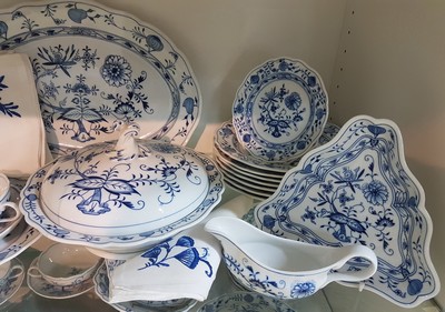 26778642b - Dinner service, Meissen, 20th century, onion pattern, 2nd choice, 8 menu plates, 8 starter/dessert plates D. 22 cm, 8 bread plates D. 16 cm, 2 different lidded bowls, gravy boat, vegetable bowl, 2 different vegetable bowls, 8 soup bowls with saucers, a large oval plate, 2 oval plates 26 cm