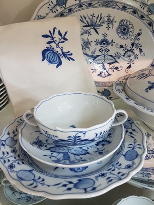 26778642c - Dinner service, Meissen, 20th century, onion pattern, 2nd choice, 8 menu plates, 8 starter/dessert plates D. 22 cm, 8 bread plates D. 16 cm, 2 different lidded bowls, gravy boat, vegetable bowl, 2 different vegetable bowls, 8 soup bowls with saucers, a large oval plate, 2 oval plates 26 cm