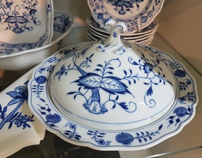 26778642f - Dinner service, Meissen, 20th century, onion pattern, 2nd choice, 8 menu plates, 8 starter/dessert plates D. 22 cm, 8 bread plates D. 16 cm, 2 different lidded bowls, gravy boat, vegetable bowl, 2 different vegetable bowls, 8 soup bowls with saucers, a large oval plate, 2 oval plates 26 cm