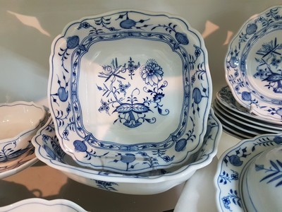 26778642g - Dinner service, Meissen, 20th century, onion pattern, 2nd choice, 8 menu plates, 8 starter/dessert plates D. 22 cm, 8 bread plates D. 16 cm, 2 different lidded bowls, gravy boat, vegetable bowl, 2 different vegetable bowls, 8 soup bowls with saucers, a large oval plate, 2 oval plates 26 cm