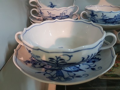 26778642h - Dinner service, Meissen, 20th century, onion pattern, 2nd choice, 8 menu plates, 8 starter/dessert plates D. 22 cm, 8 bread plates D. 16 cm, 2 different lidded bowls, gravy boat, vegetable bowl, 2 different vegetable bowls, 8 soup bowls with saucers, a large oval plate, 2 oval plates 26 cm