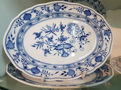 26778642i - Dinner service, Meissen, 20th century, onion pattern, 2nd choice, 8 menu plates, 8 starter/dessert plates D. 22 cm, 8 bread plates D. 16 cm, 2 different lidded bowls, gravy boat, vegetable bowl, 2 different vegetable bowls, 8 soup bowls with saucers, a large oval plate, 2 oval plates 26 cm
