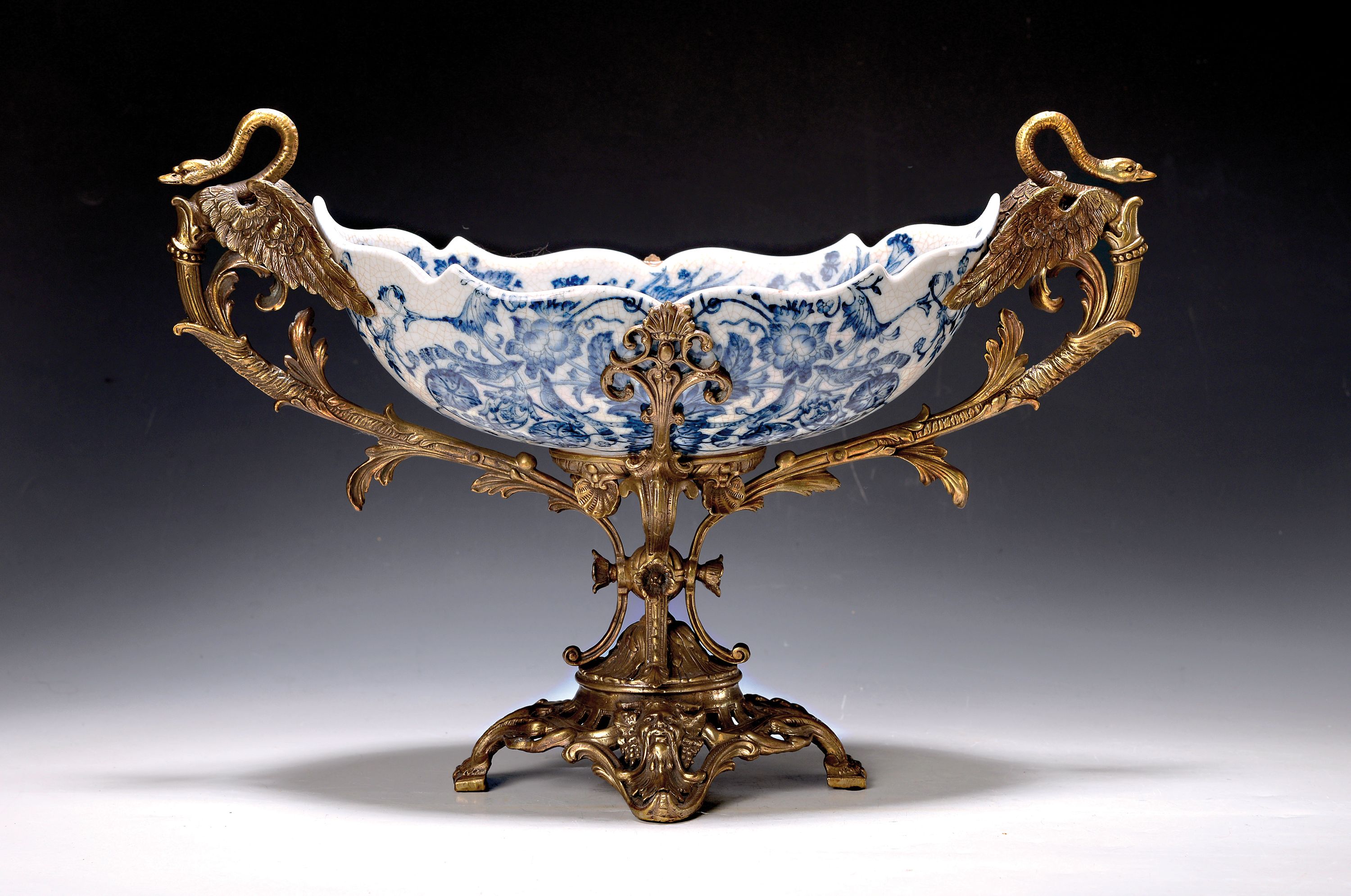 Anbietschale, deutsch, Ende 19.Jh., navettenförmige Fayenceschale, unterglasurblauer Blumendekor innen und außen, Bronzemontur im Renaissancestil, ...
