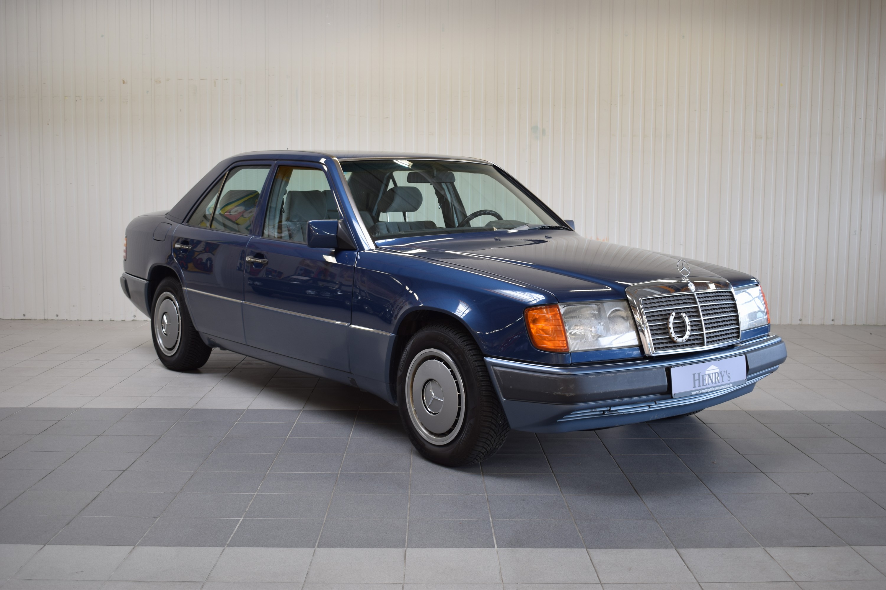 Mercedes-Benz 300E, EZ 06/1990, Laufleistung abgelesen 215.000km, HU 03/2025, H-Zulassung, 132 kW/180 PS, 6-Zylinder, Automatikgetriebe, blau, ...