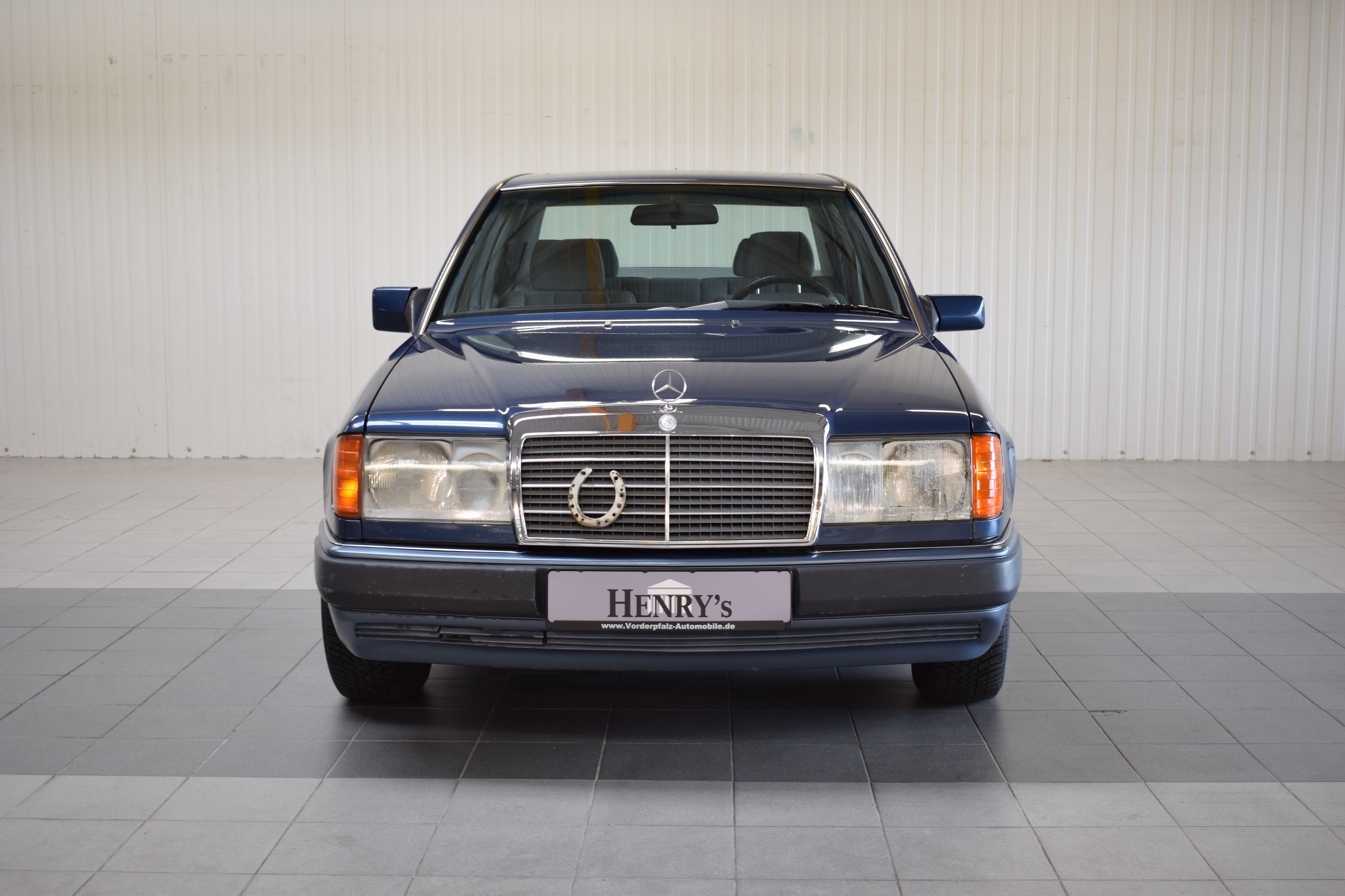 Detail a: Mercedes-Benz 300E, EZ 06/1990, Laufleistung abgelesen 215.000km, HU 03/2025, H-Zulassung, 132 kW/180 PS, 6-Zylinder, Automatikgetriebe, blau, ...