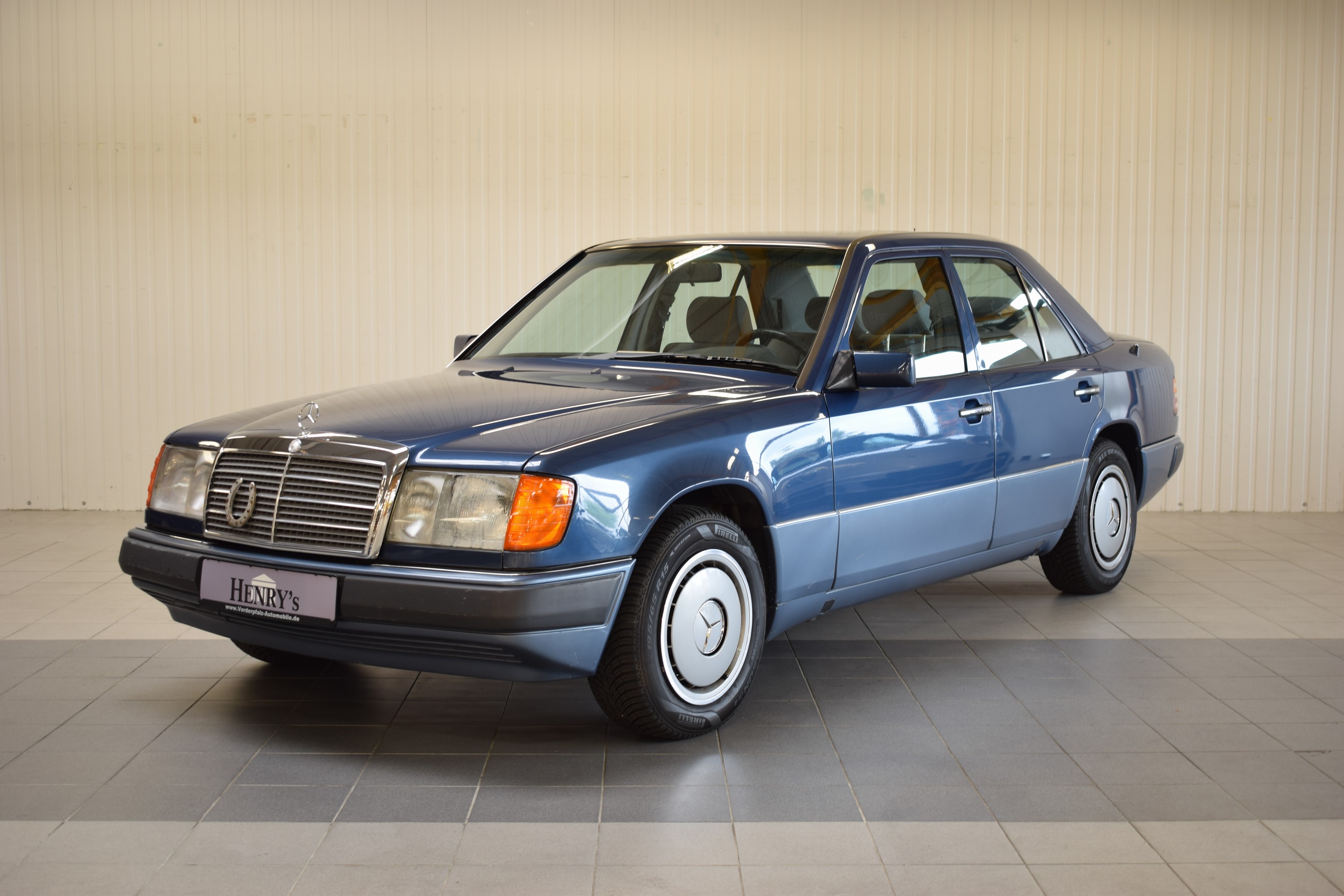 Detail b: Mercedes-Benz 300E, EZ 06/1990, Laufleistung abgelesen 215.000km, HU 03/2025, H-Zulassung, 132 kW/180 PS, 6-Zylinder, Automatikgetriebe, blau, ...