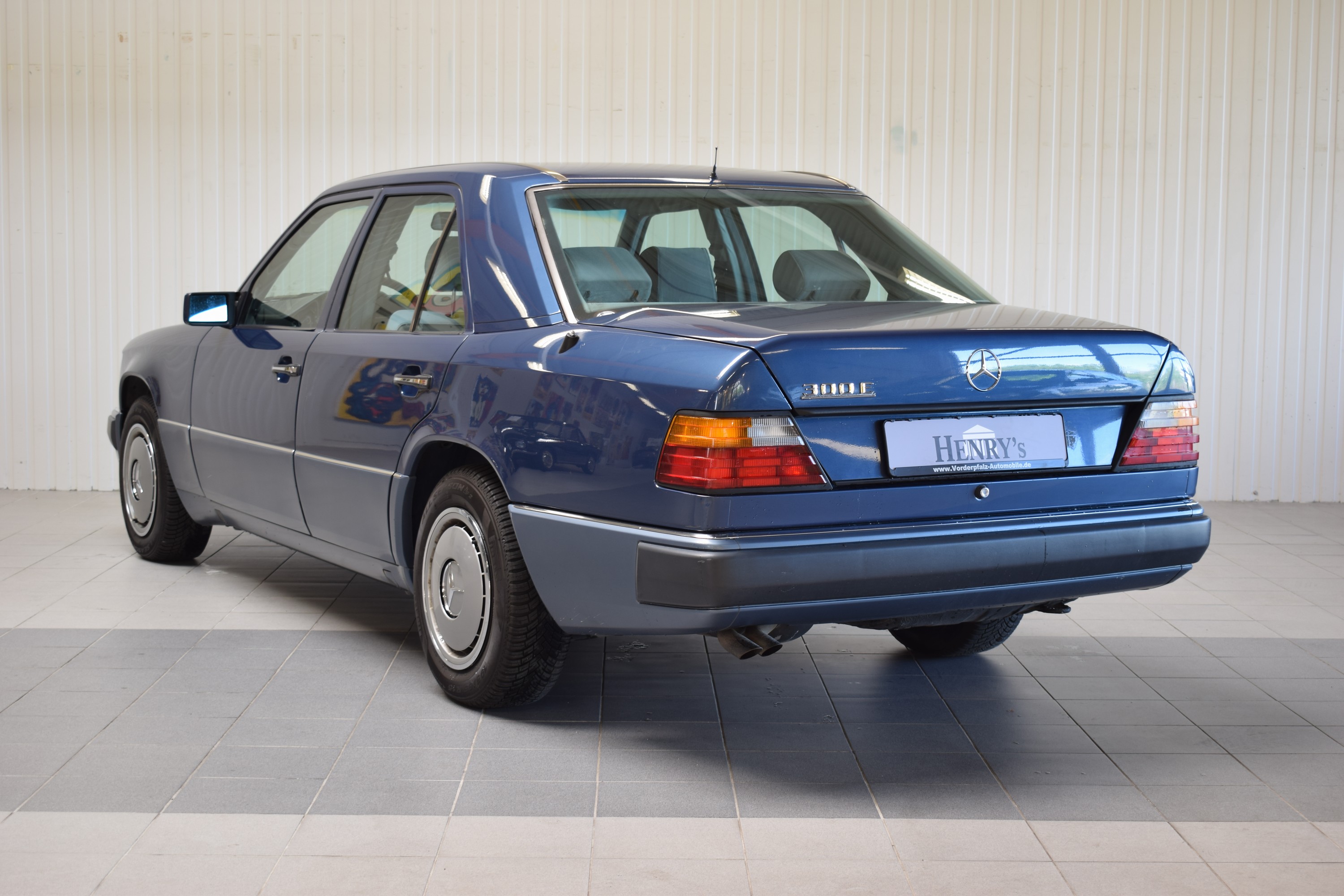 Detail c: Mercedes-Benz 300E, EZ 06/1990, Laufleistung abgelesen 215.000km, HU 03/2025, H-Zulassung, 132 kW/180 PS, 6-Zylinder, Automatikgetriebe, blau, ...