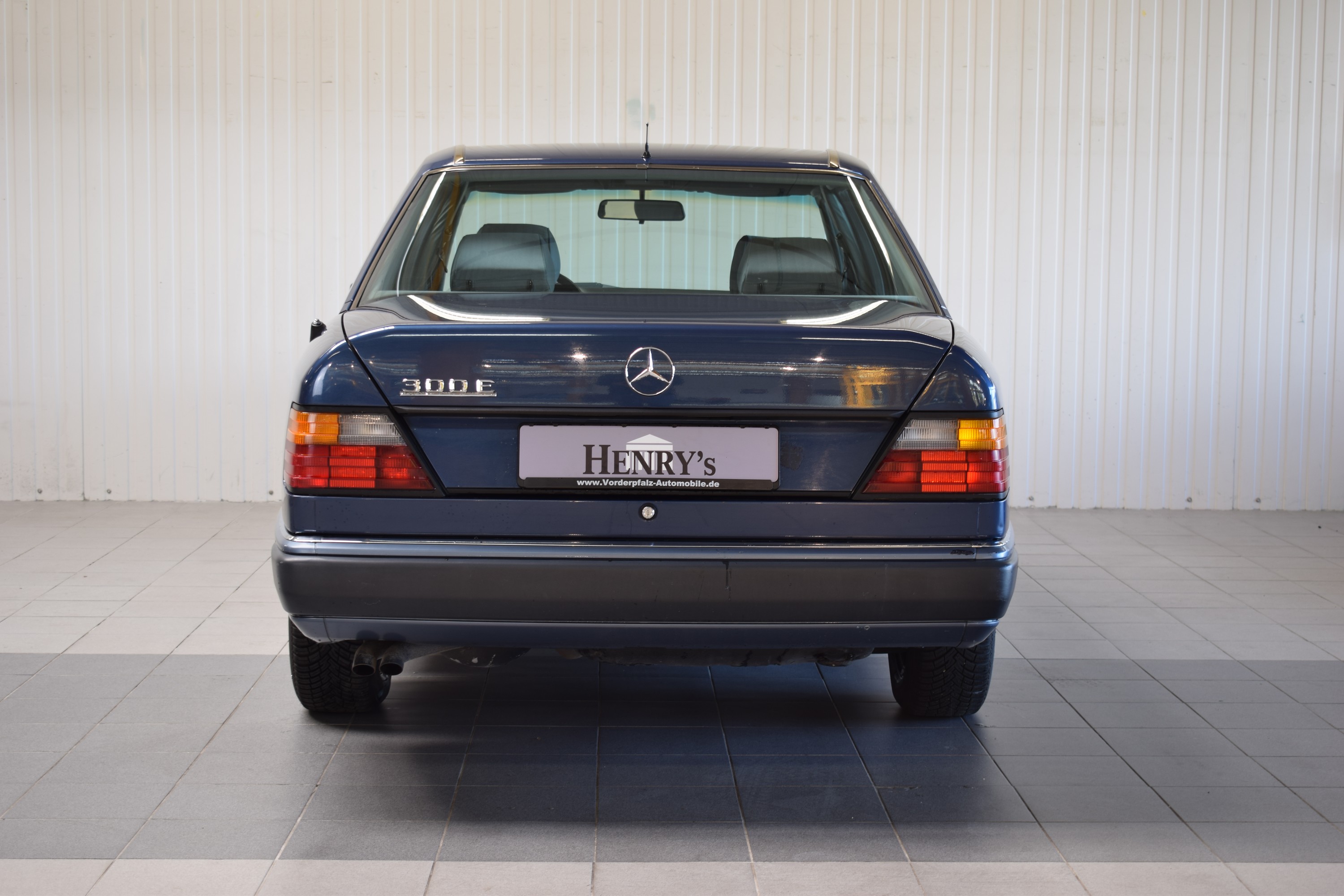 Detail d: Mercedes-Benz 300E, EZ 06/1990, Laufleistung abgelesen 215.000km, HU 03/2025, H-Zulassung, 132 kW/180 PS, 6-Zylinder, Automatikgetriebe, blau, ...