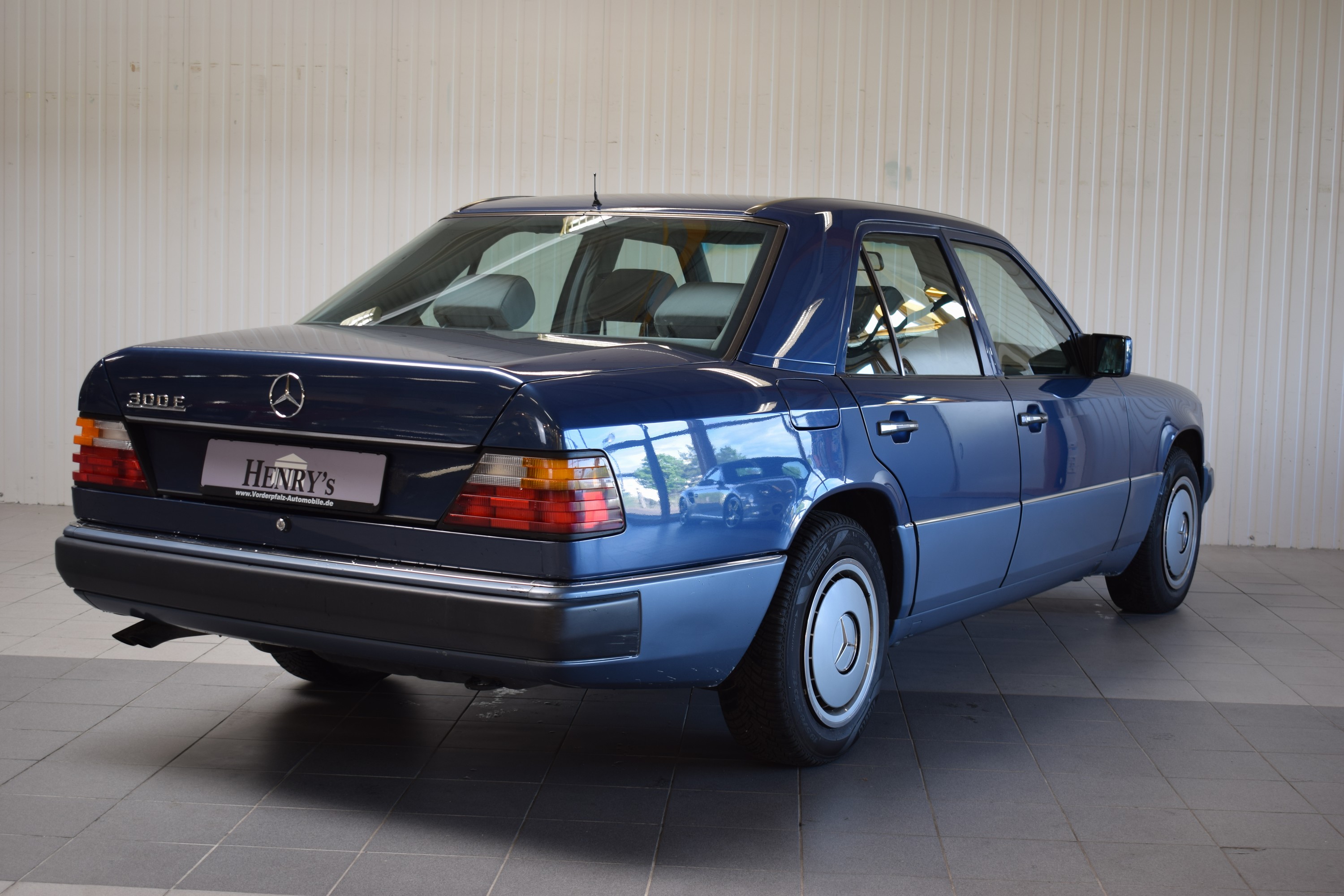 Detail e: Mercedes-Benz 300E, EZ 06/1990, Laufleistung abgelesen 215.000km, HU 03/2025, H-Zulassung, 132 kW/180 PS, 6-Zylinder, Automatikgetriebe, blau, ...
