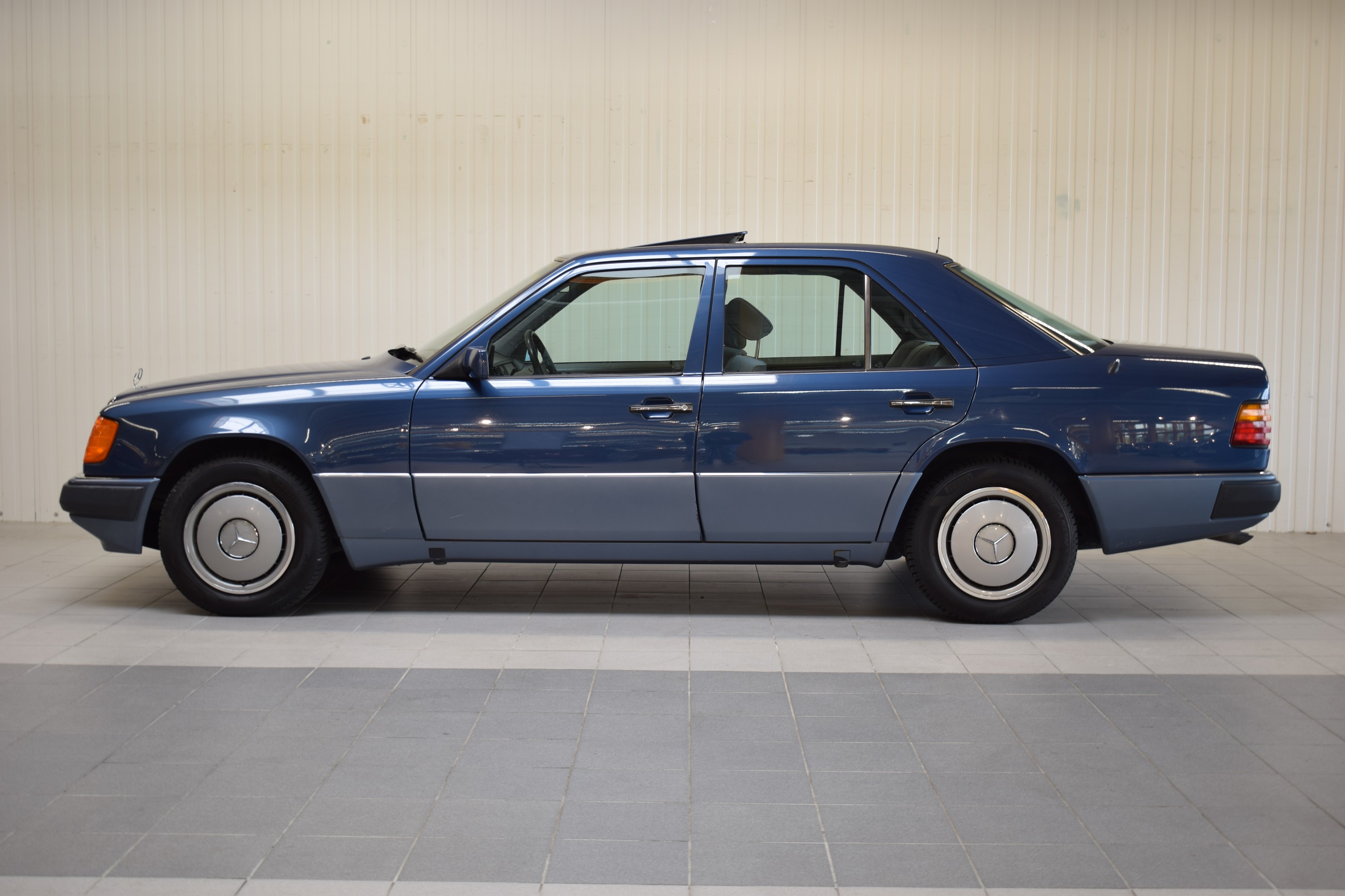 Detail f: Mercedes-Benz 300E, EZ 06/1990, Laufleistung abgelesen 215.000km, HU 03/2025, H-Zulassung, 132 kW/180 PS, 6-Zylinder, Automatikgetriebe, blau, ...