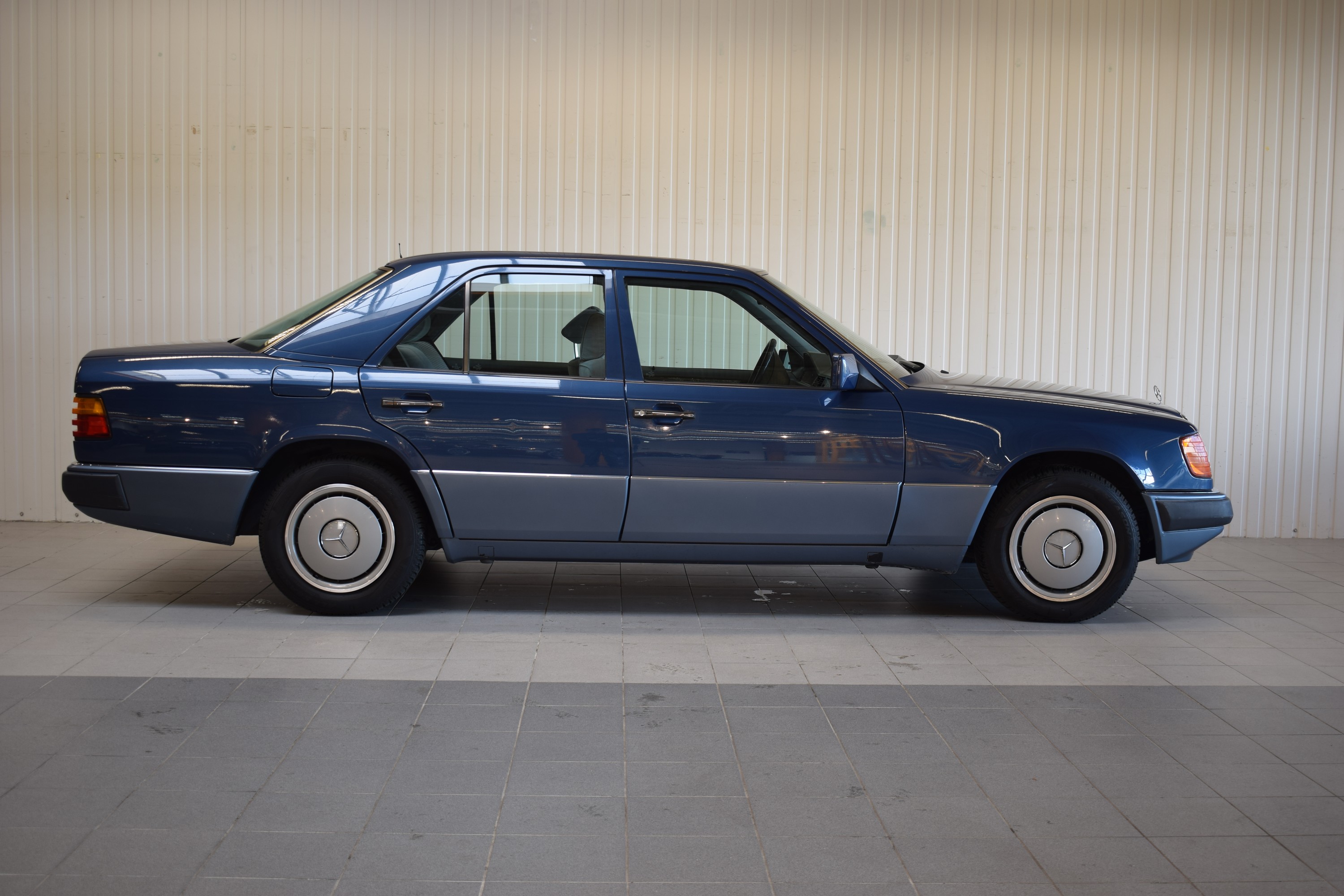 Detail g: Mercedes-Benz 300E, EZ 06/1990, Laufleistung abgelesen 215.000km, HU 03/2025, H-Zulassung, 132 kW/180 PS, 6-Zylinder, Automatikgetriebe, blau, ...