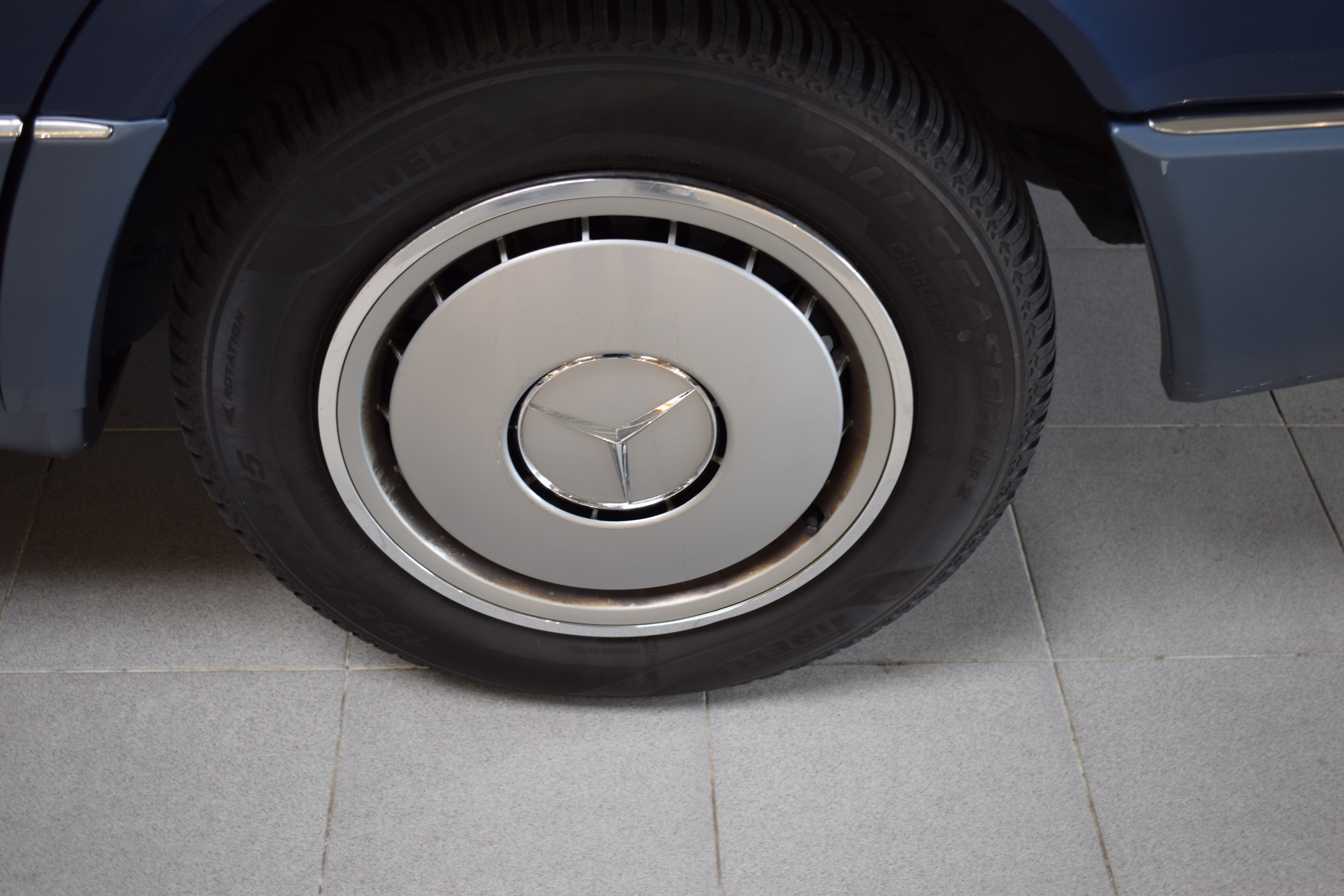 Detail h: Mercedes-Benz 300E, EZ 06/1990, Laufleistung abgelesen 215.000km, HU 03/2025, H-Zulassung, 132 kW/180 PS, 6-Zylinder, Automatikgetriebe, blau, ...