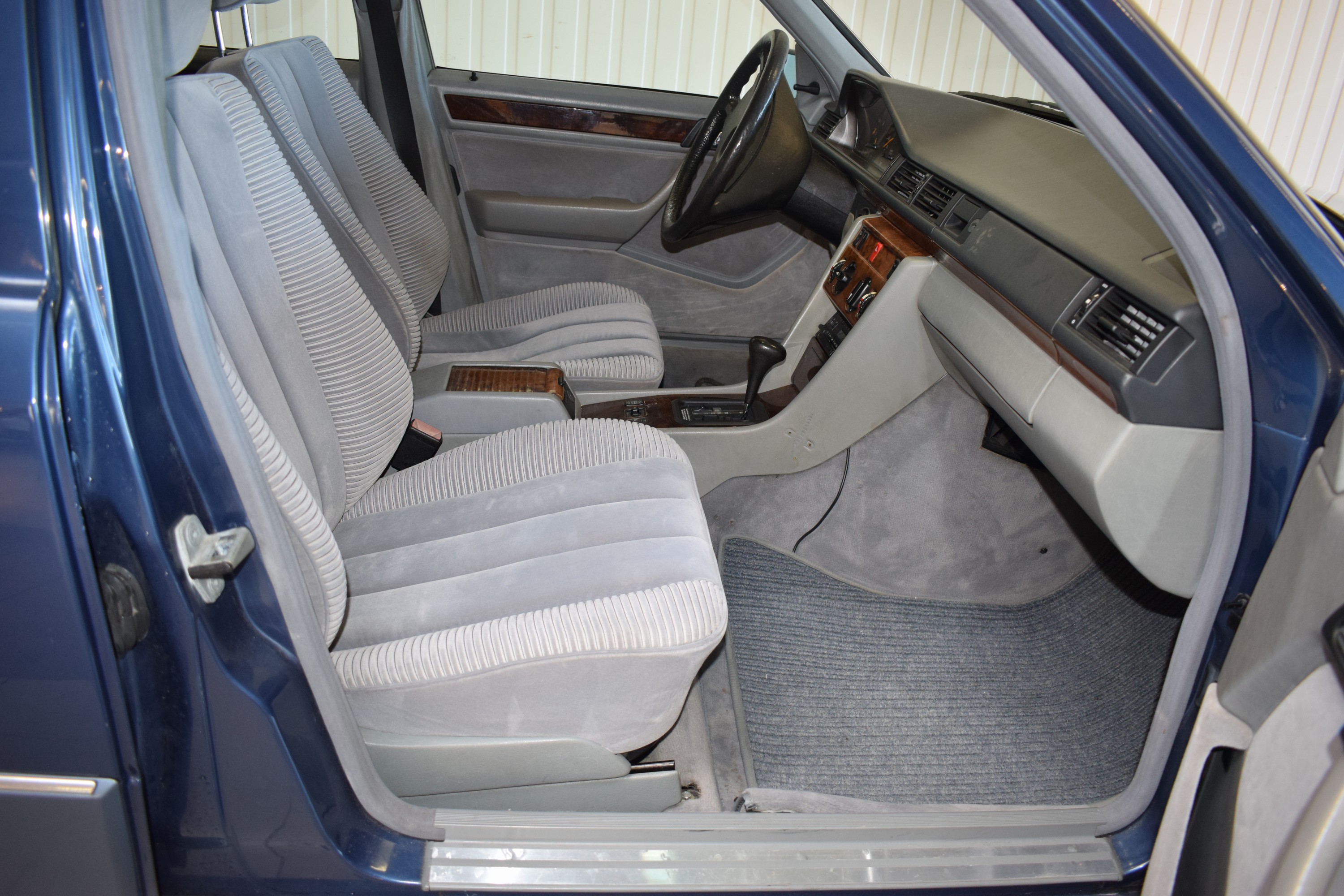 Detail j: Mercedes-Benz 300E, EZ 06/1990, Laufleistung abgelesen 215.000km, HU 03/2025, H-Zulassung, 132 kW/180 PS, 6-Zylinder, Automatikgetriebe, blau, ...