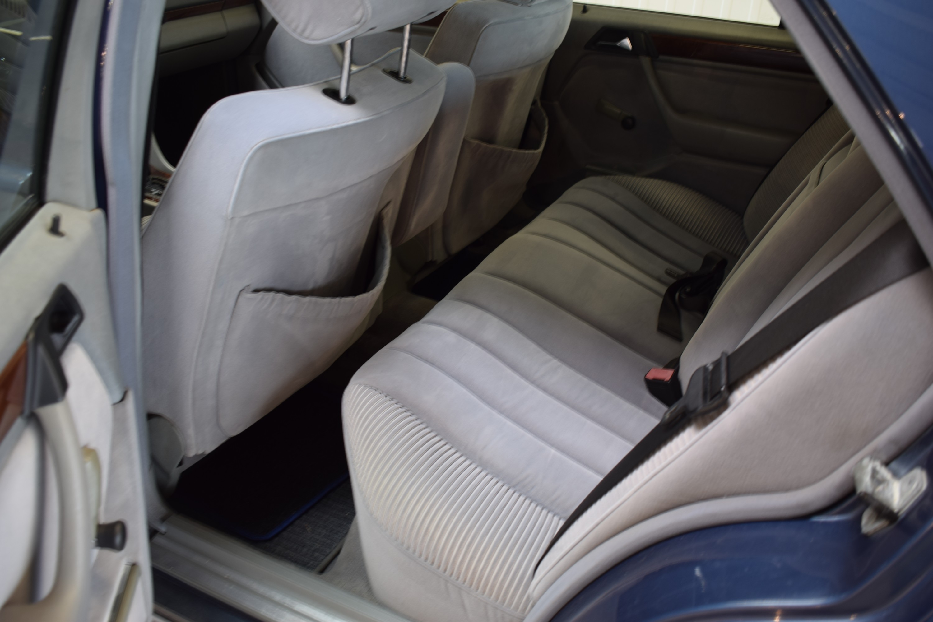 Detail l: Mercedes-Benz 300E, EZ 06/1990, Laufleistung abgelesen 215.000km, HU 03/2025, H-Zulassung, 132 kW/180 PS, 6-Zylinder, Automatikgetriebe, blau, ...
