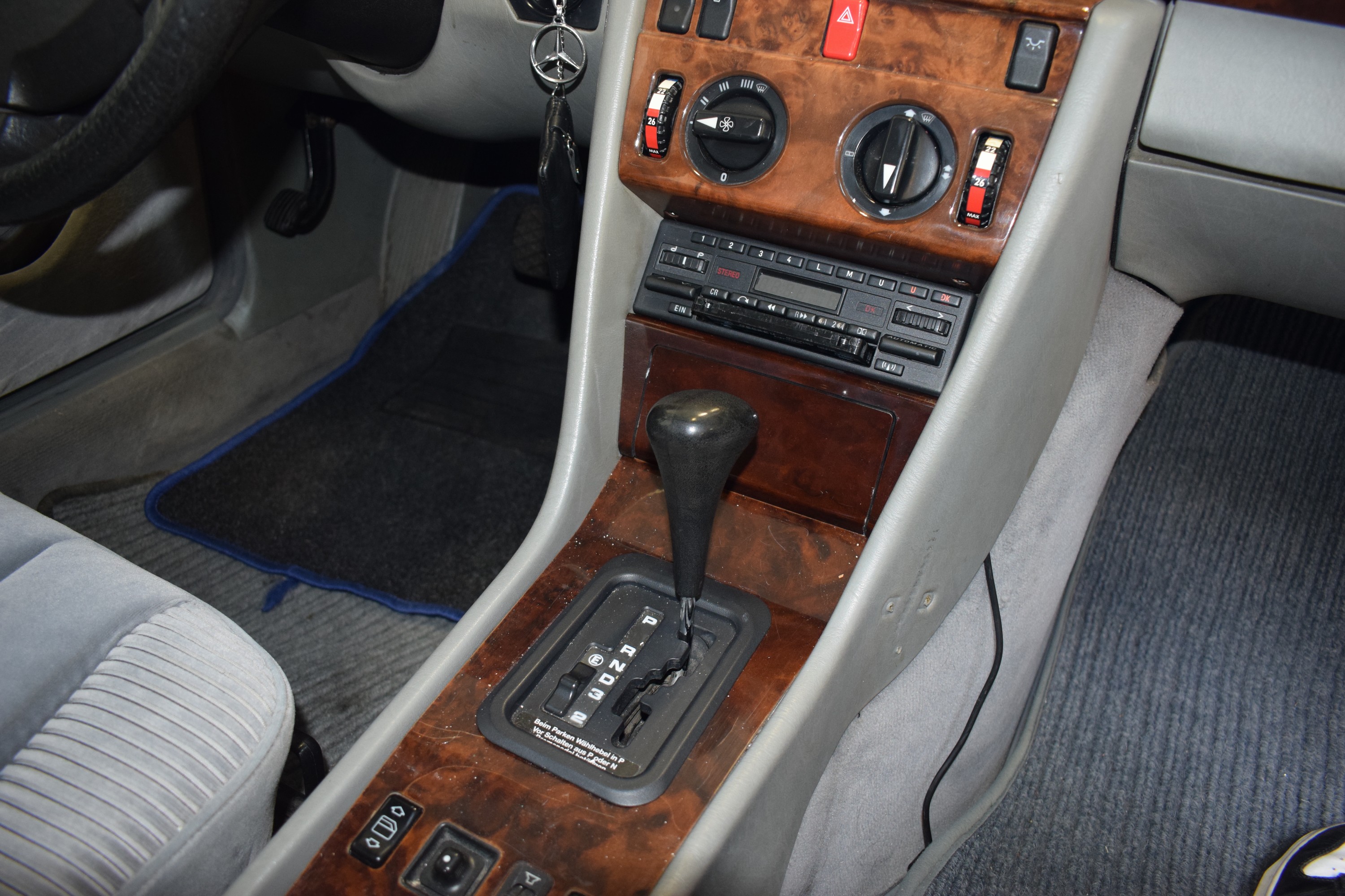 Detail m: Mercedes-Benz 300E, EZ 06/1990, Laufleistung abgelesen 215.000km, HU 03/2025, H-Zulassung, 132 kW/180 PS, 6-Zylinder, Automatikgetriebe, blau, ...