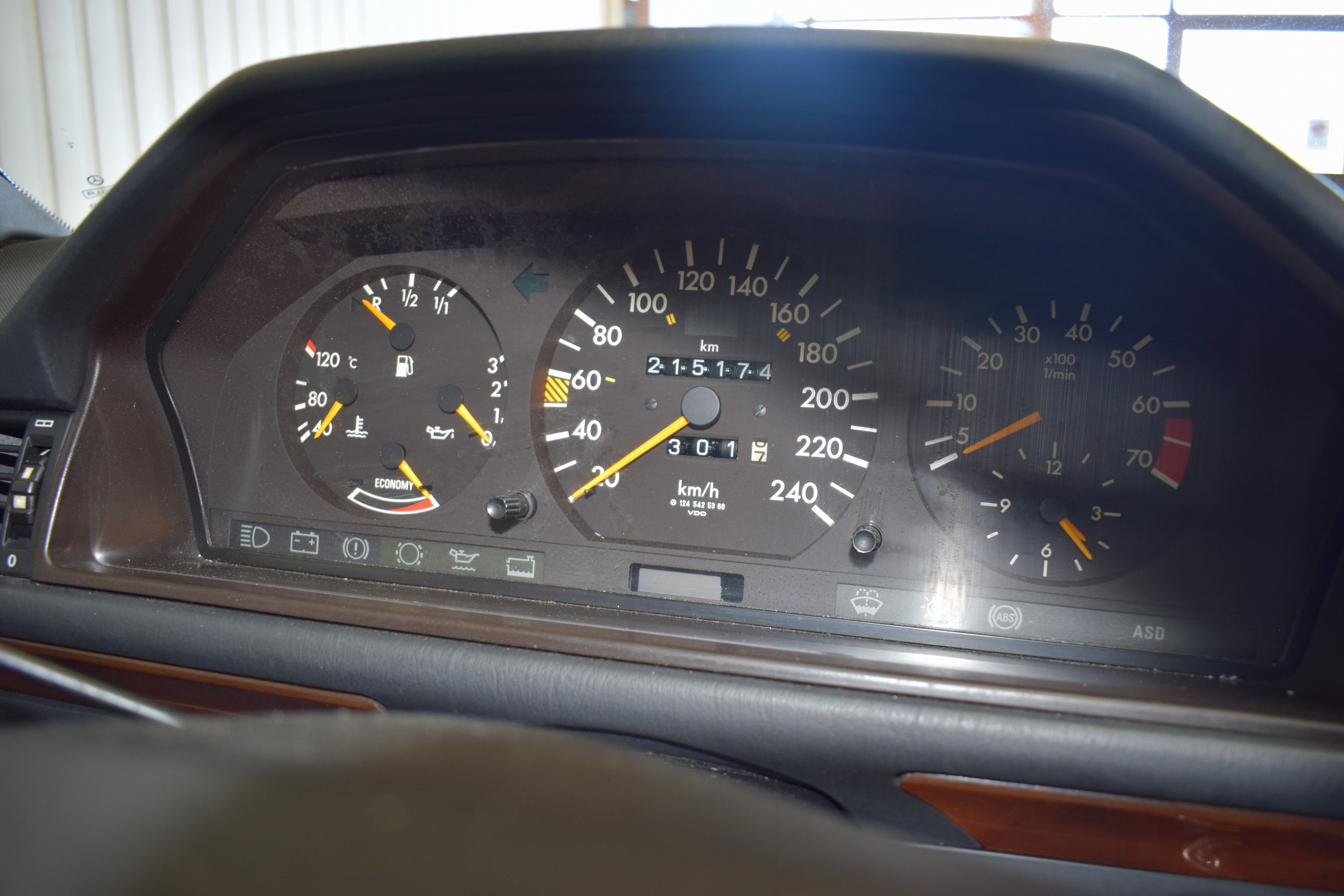 Detail n: Mercedes-Benz 300E, EZ 06/1990, Laufleistung abgelesen 215.000km, HU 03/2025, H-Zulassung, 132 kW/180 PS, 6-Zylinder, Automatikgetriebe, blau, ...