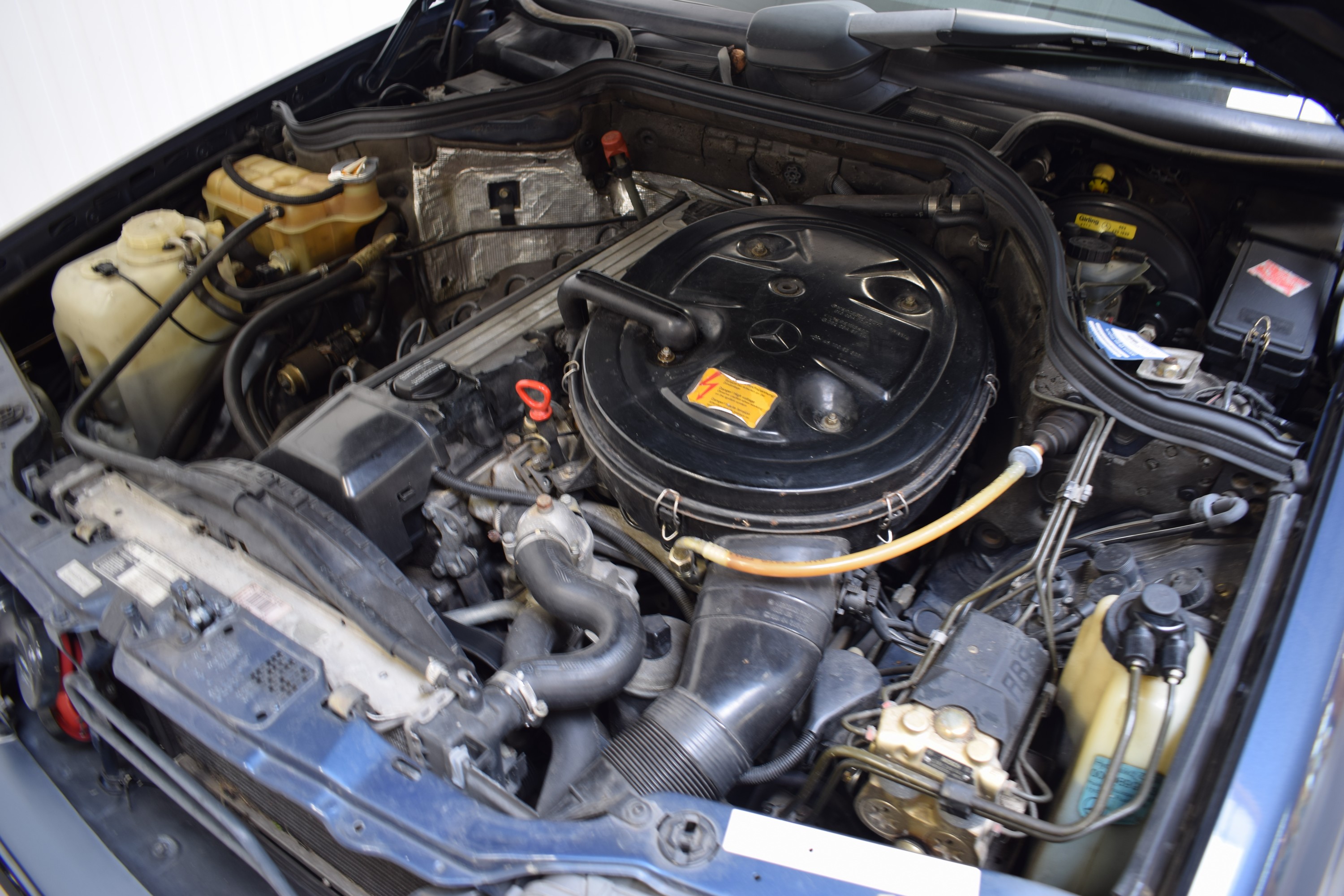 Detail o: Mercedes-Benz 300E, EZ 06/1990, Laufleistung abgelesen 215.000km, HU 03/2025, H-Zulassung, 132 kW/180 PS, 6-Zylinder, Automatikgetriebe, blau, ...