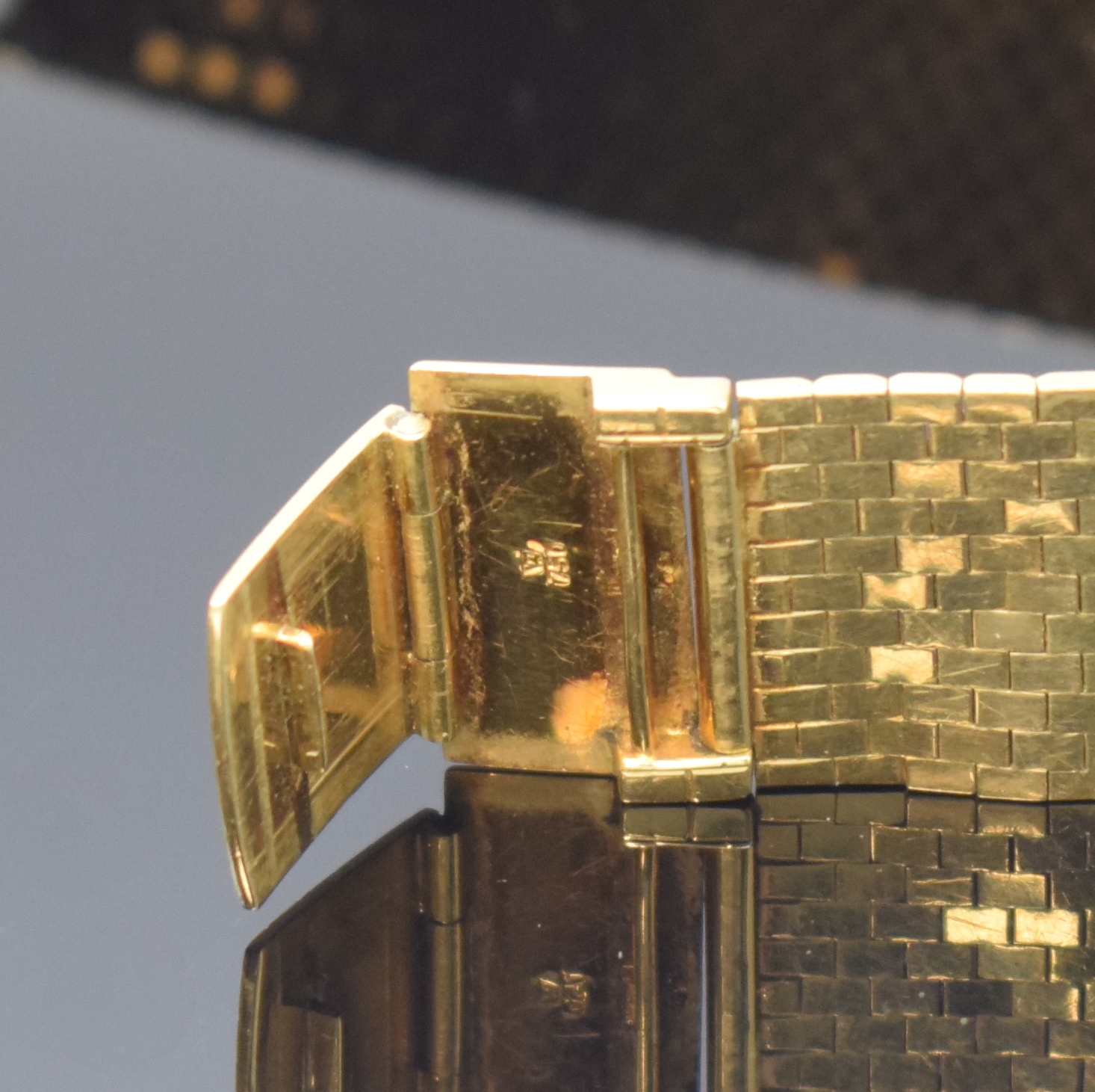 Detail b: OMEGA Herrenarmbanduhr in GG 750/000 Referenz 14372, Schweiz um 1958, Handaufzug, Boden und Glasrand aufgedr., neutr. Backsteinband in GG 750/000 l. ...