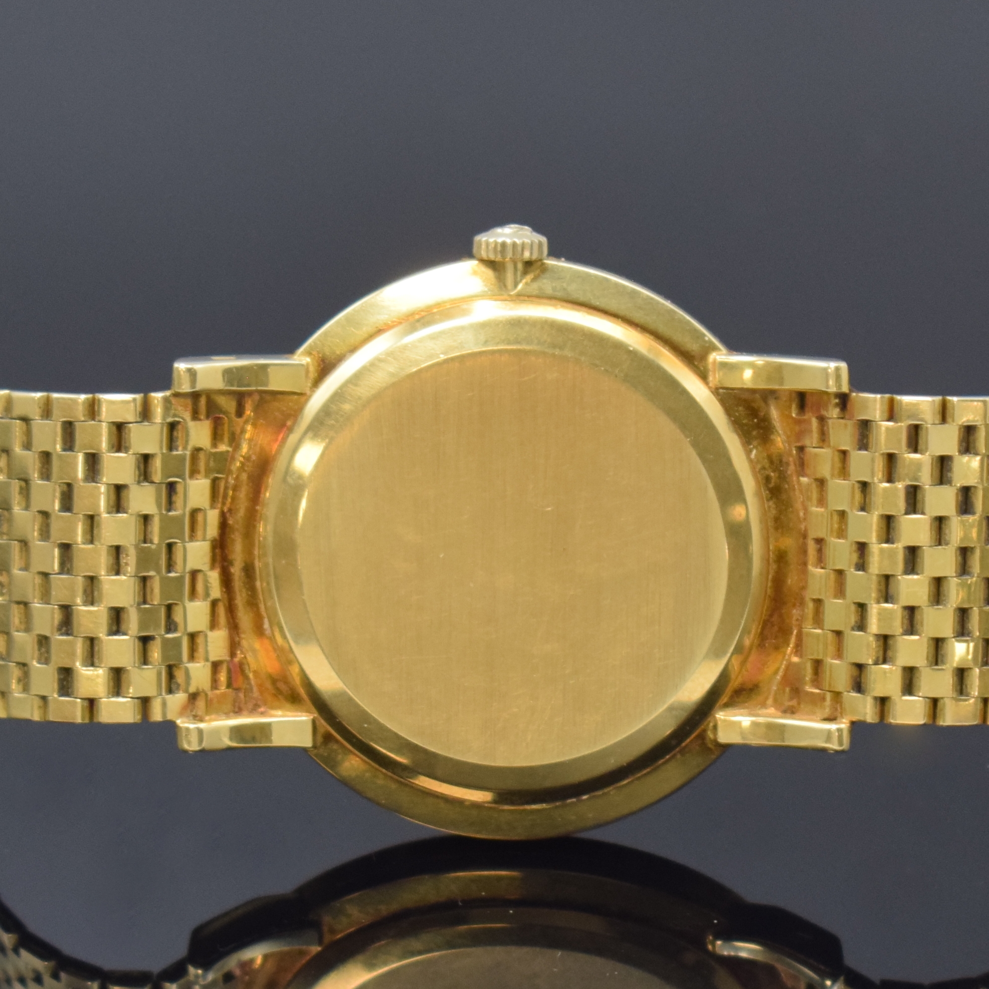 Detail d: OMEGA Herrenarmbanduhr in GG 750/000 Referenz 14372, Schweiz um 1958, Handaufzug, Boden und Glasrand aufgedr., neutr. Backsteinband in GG 750/000 l. ...
