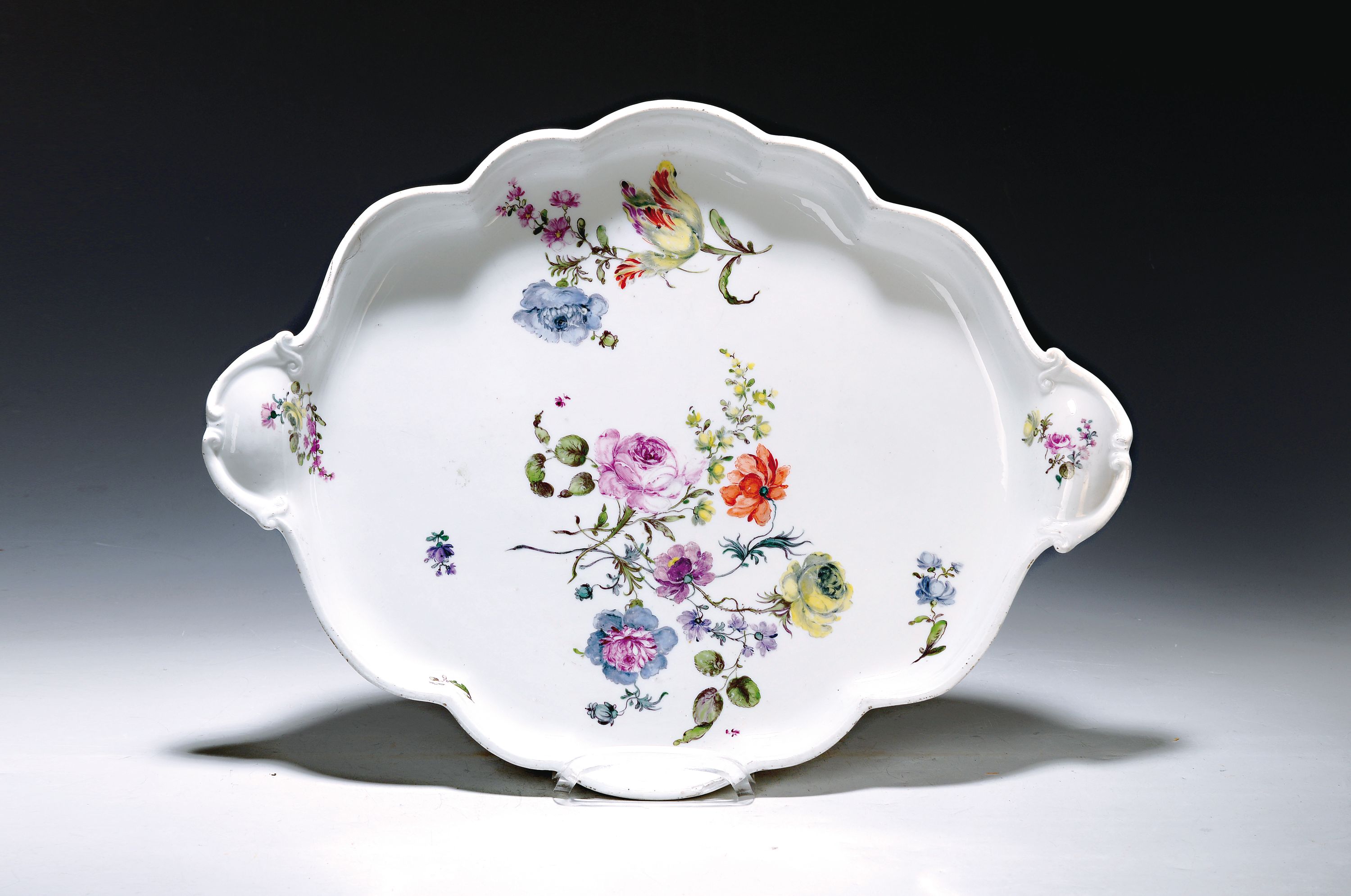 Großes Tablett, Meissen, um 17750, Porzellan, geschwungene Form, frühe feine Blumenmalerei, zwei Handhaben, am Rand leicht rest. bzw. Altersspuren, ...