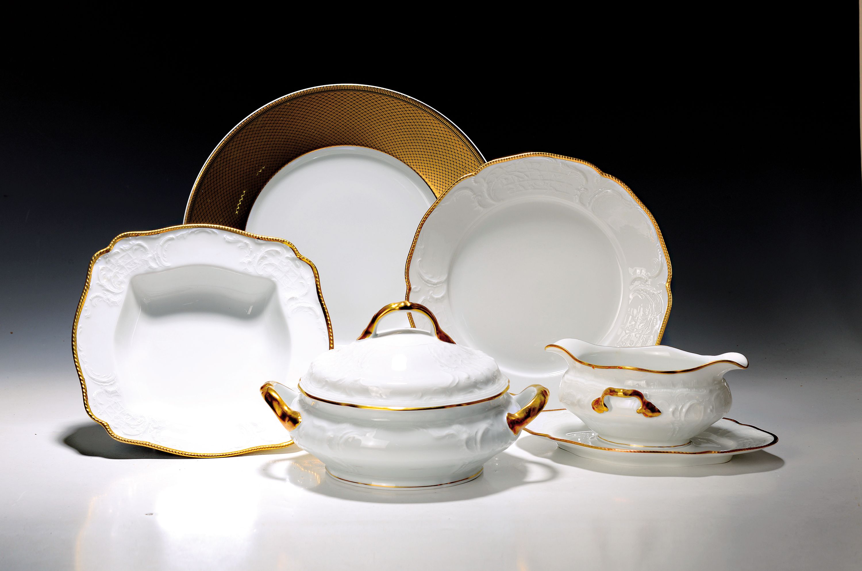 Fünf Platzteller Christofle und Speiseservice , Rosenthal, Sanssouci, 20. Jh., Porzellan, Platzteller Micro-Goldauflage, Rautendekor D. ca. 32 cm, ...