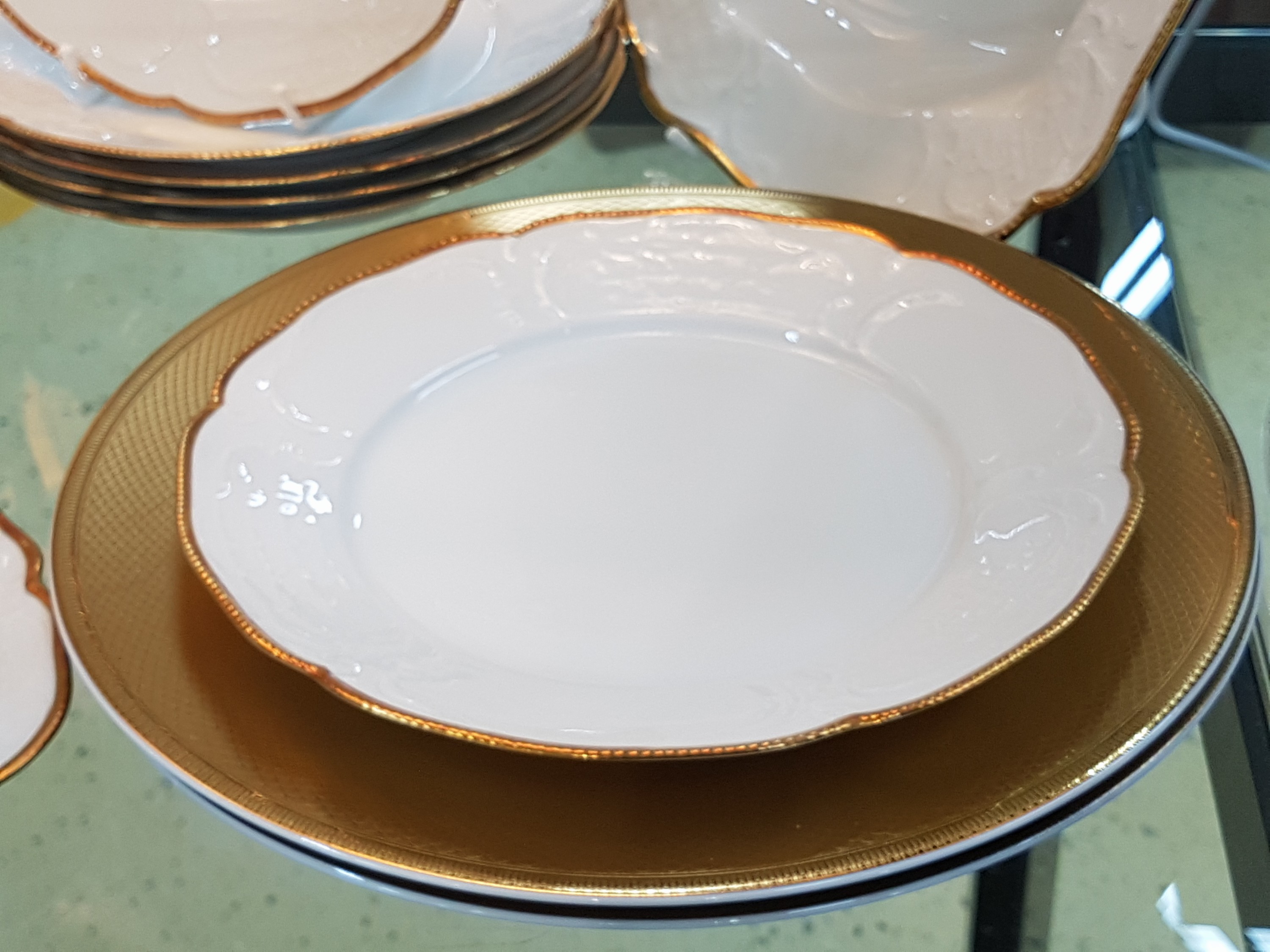 Detail a: Fünf Platzteller Christofle und Speiseservice , Rosenthal, Sanssouci, 20. Jh., Porzellan, Platzteller Micro-Goldauflage, Rautendekor D. ca. 32 cm, ...