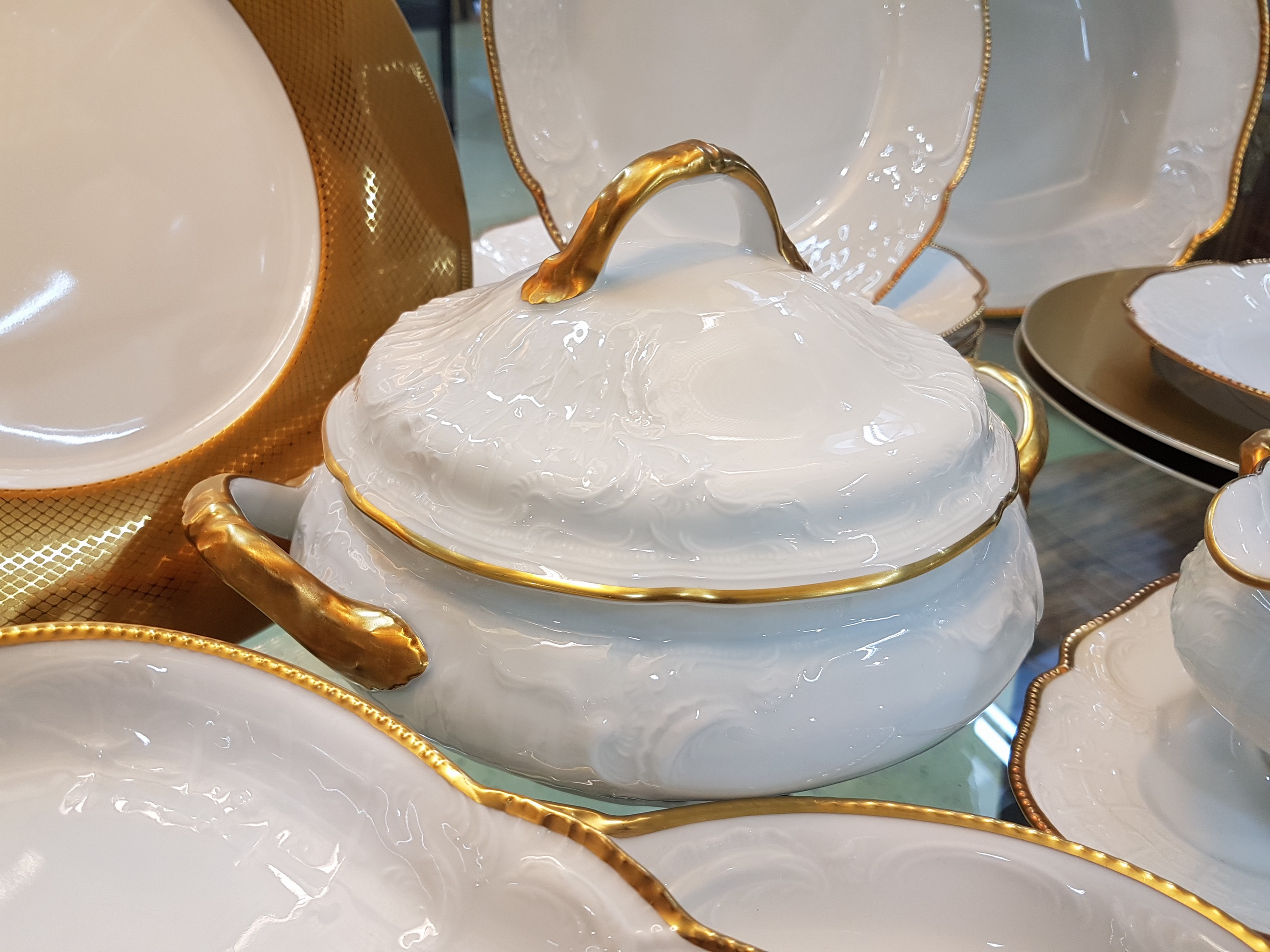 Detail f: Fünf Platzteller Christofle und Speiseservice , Rosenthal, Sanssouci, 20. Jh., Porzellan, Platzteller Micro-Goldauflage, Rautendekor D. ca. 32 cm, ...