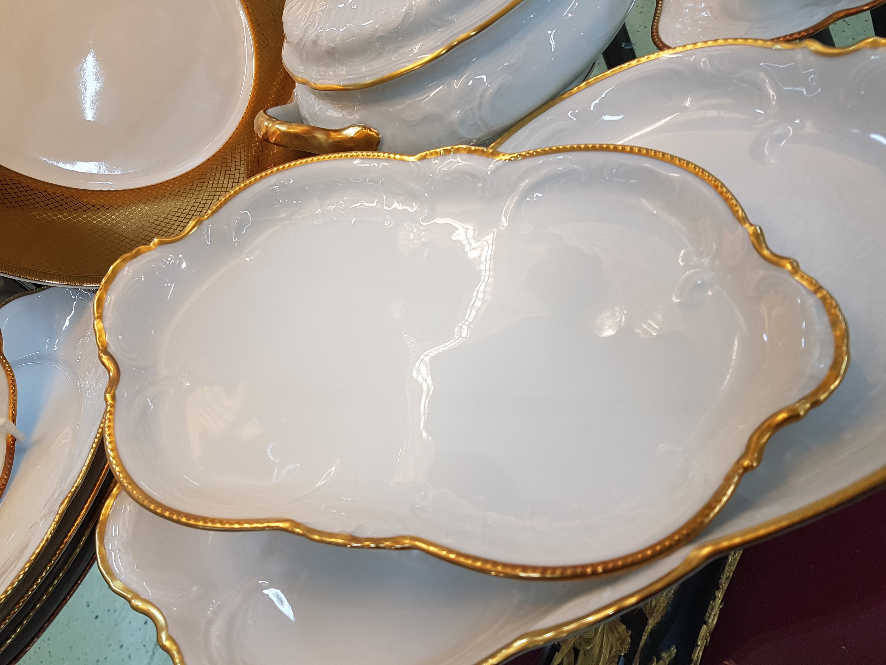 Detail g: Fünf Platzteller Christofle und Speiseservice , Rosenthal, Sanssouci, 20. Jh., Porzellan, Platzteller Micro-Goldauflage, Rautendekor D. ca. 32 cm, ...