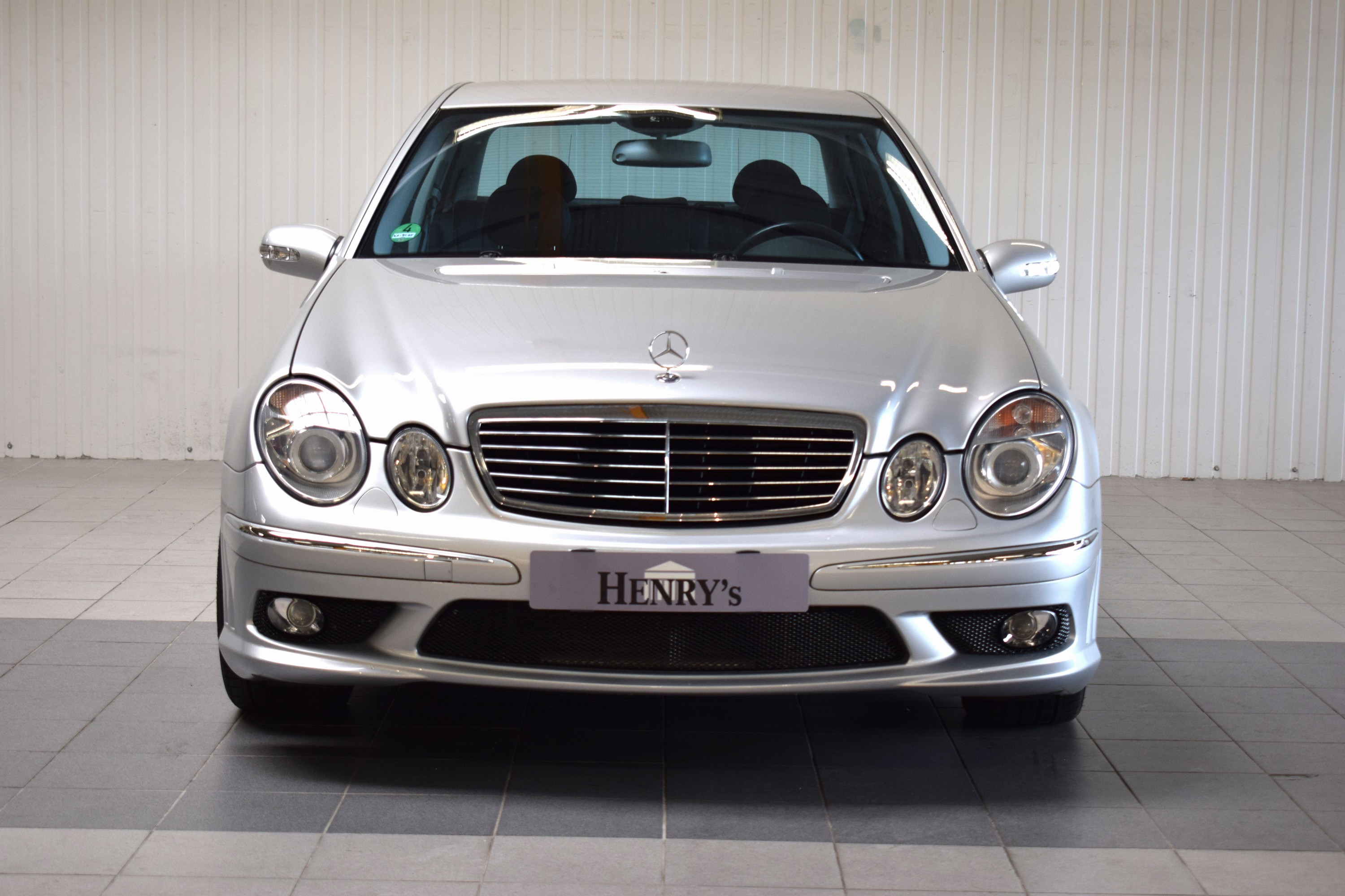 Detail a: Mercedes-Benz E500, EZ 04/2002, Laufleistung 97.500 km, 2. Hand, HU abgelaufen, 225kW/306 PS, 8-Zylinder, Automatikgetriebe, silber, Leder schwarz, ...