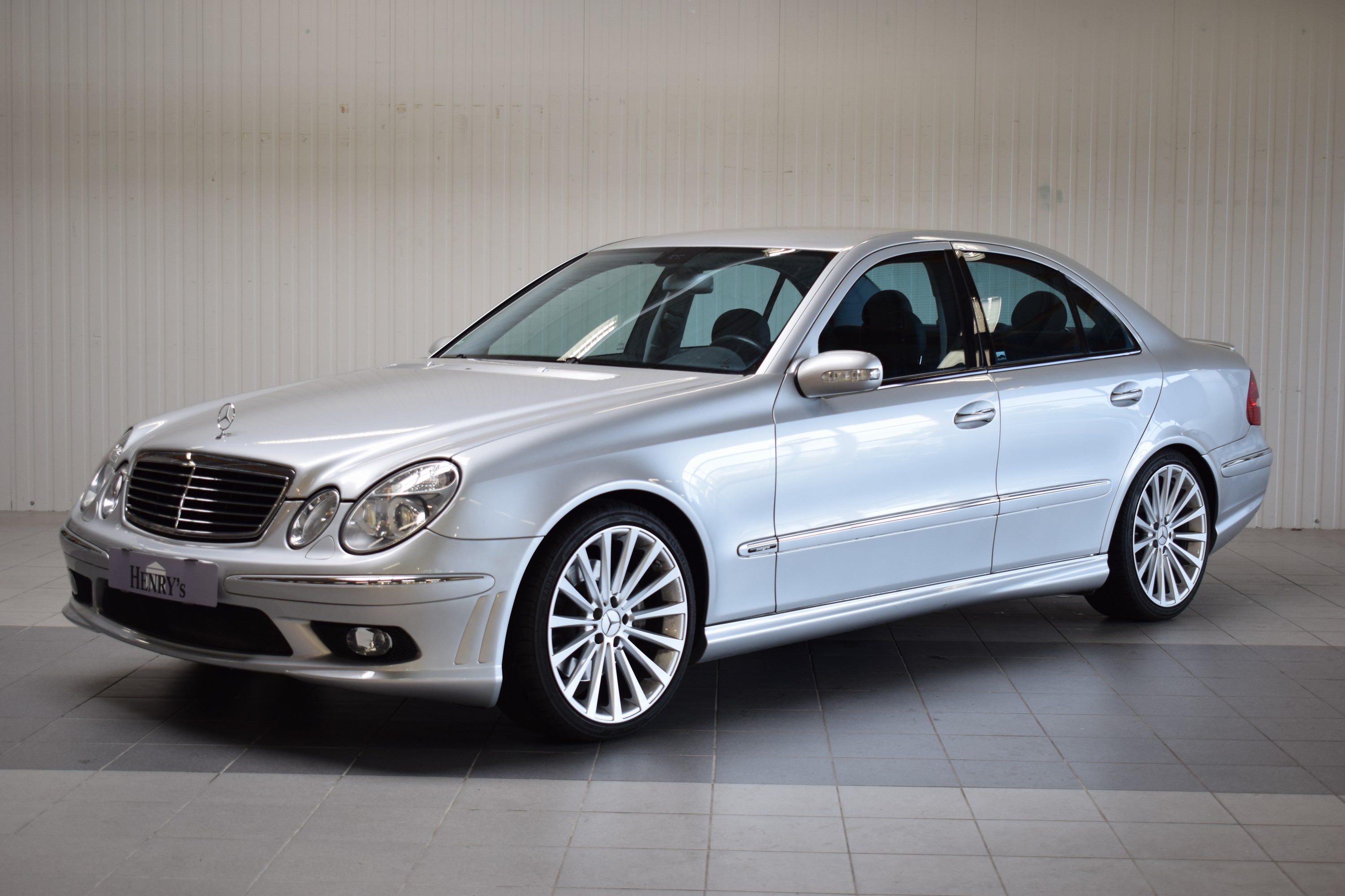 Detail b: Mercedes-Benz E500, EZ 04/2002, Laufleistung 97.500 km, 2. Hand, HU abgelaufen, 225kW/306 PS, 8-Zylinder, Automatikgetriebe, silber, Leder schwarz, ...