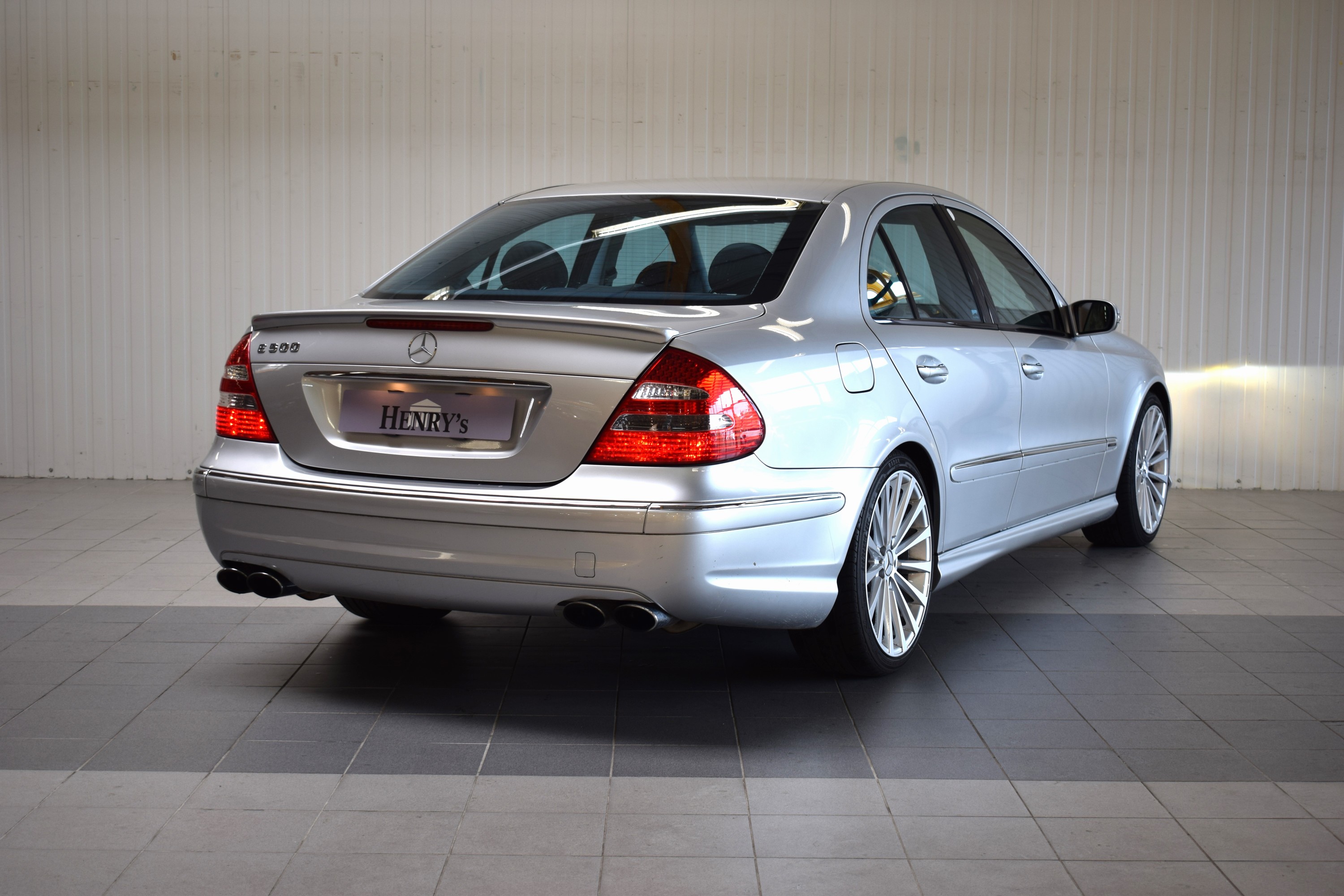 Detail e: Mercedes-Benz E500, EZ 04/2002, Laufleistung 97.500 km, 2. Hand, HU abgelaufen, 225kW/306 PS, 8-Zylinder, Automatikgetriebe, silber, Leder schwarz, ...