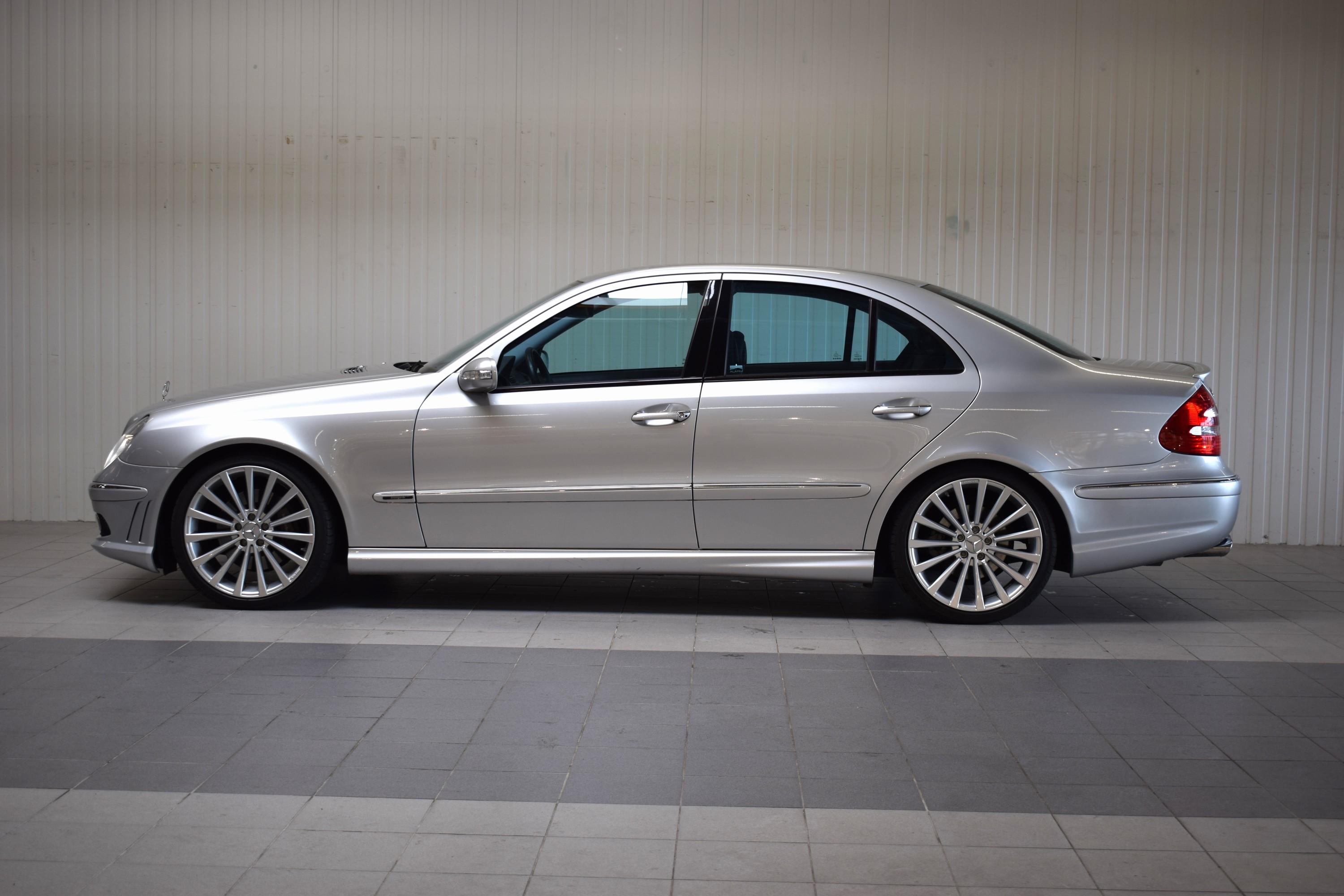 Detail f: Mercedes-Benz E500, EZ 04/2002, Laufleistung 97.500 km, 2. Hand, HU abgelaufen, 225kW/306 PS, 8-Zylinder, Automatikgetriebe, silber, Leder schwarz, ...