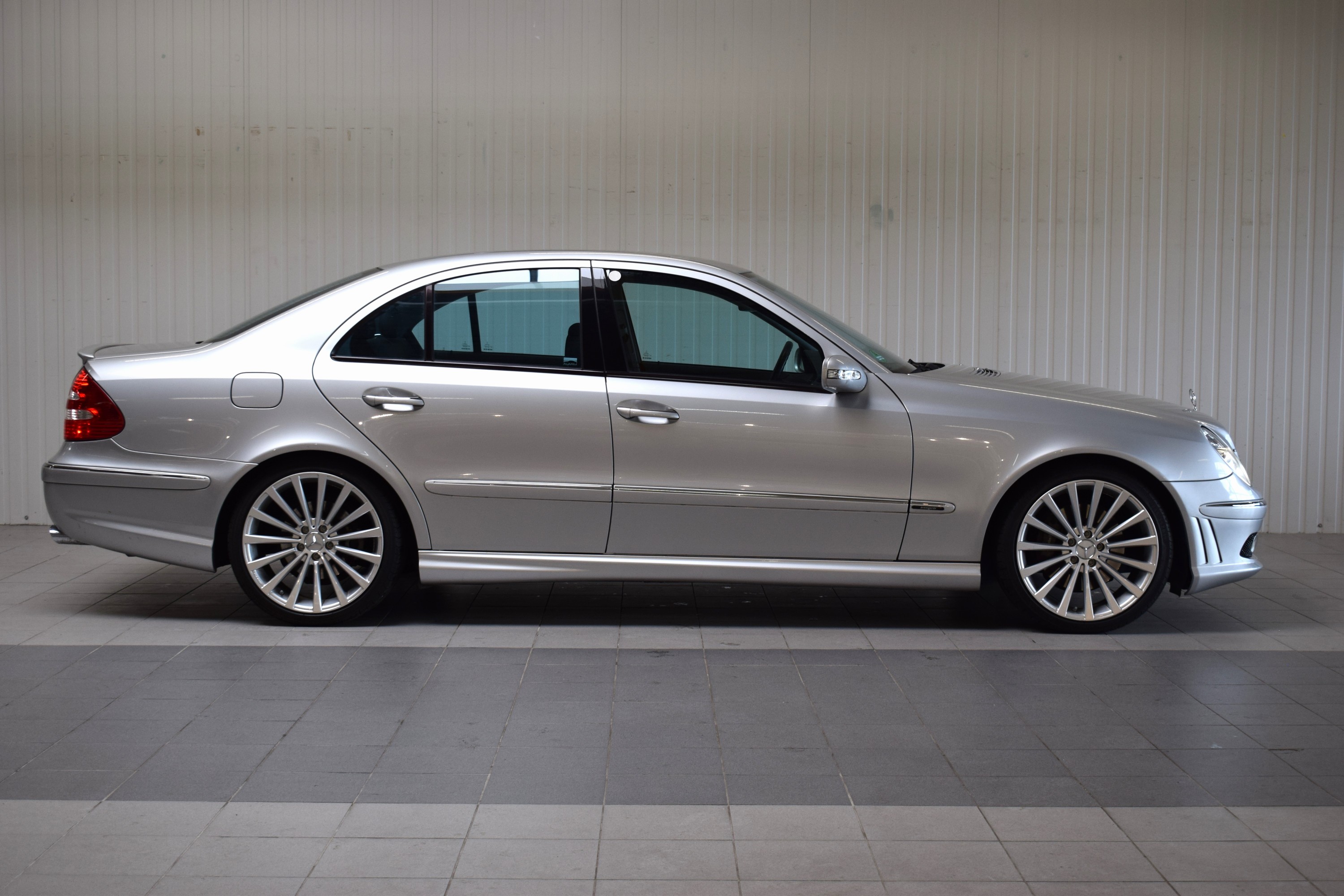 Detail g: Mercedes-Benz E500, EZ 04/2002, Laufleistung 97.500 km, 2. Hand, HU abgelaufen, 225kW/306 PS, 8-Zylinder, Automatikgetriebe, silber, Leder schwarz, ...