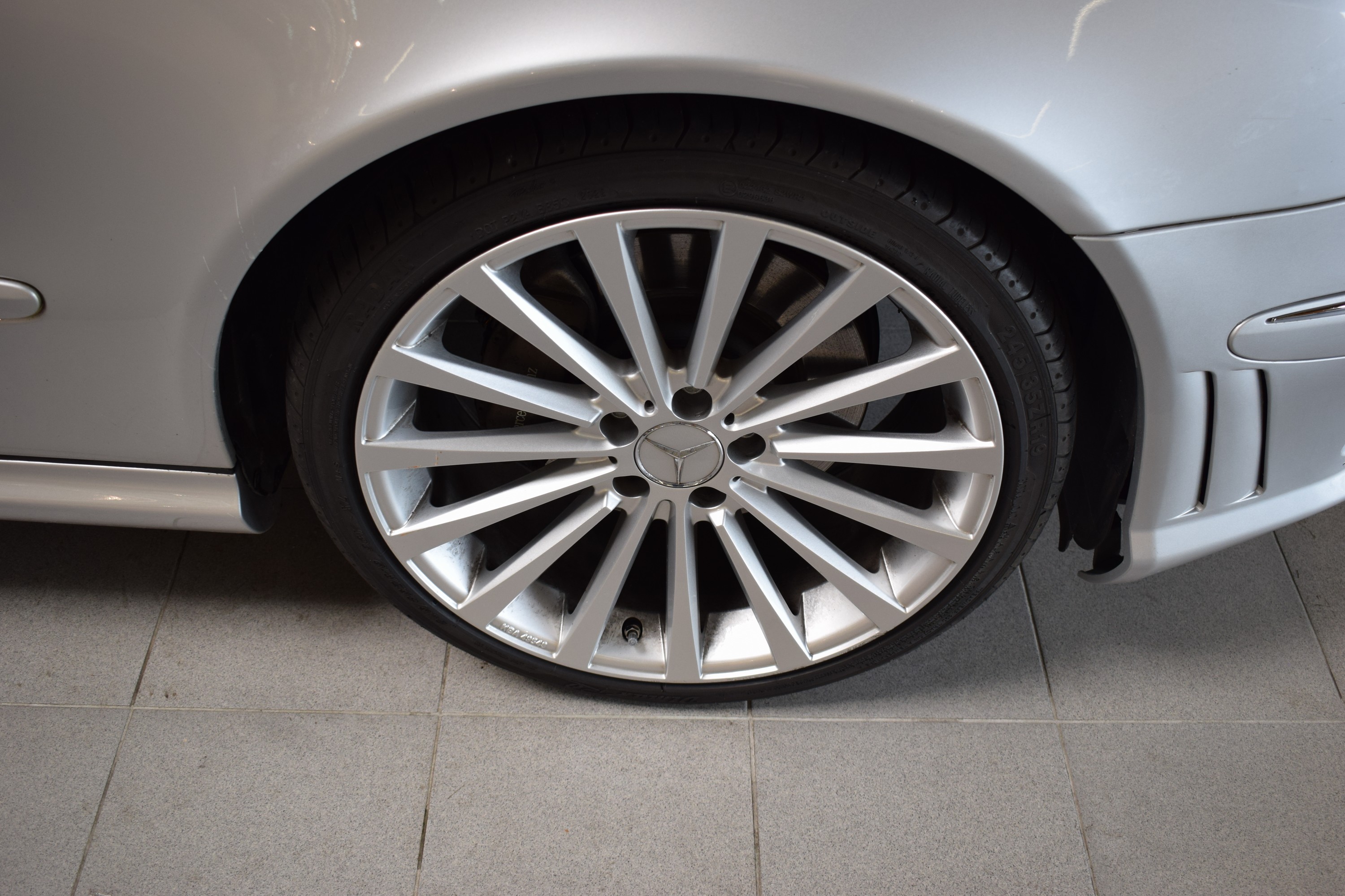 Detail h: Mercedes-Benz E500, EZ 04/2002, Laufleistung 97.500 km, 2. Hand, HU abgelaufen, 225kW/306 PS, 8-Zylinder, Automatikgetriebe, silber, Leder schwarz, ...