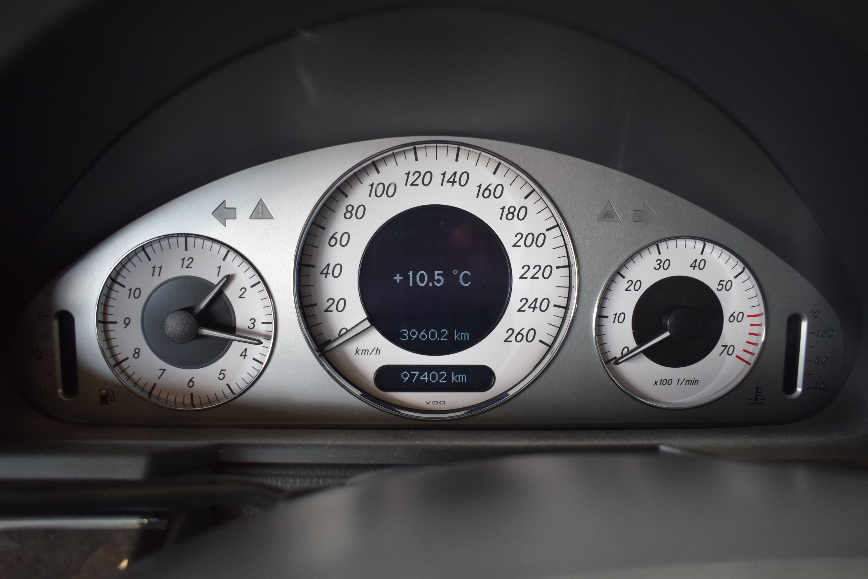 Detail i: Mercedes-Benz E500, EZ 04/2002, Laufleistung 97.500 km, 2. Hand, HU abgelaufen, 225kW/306 PS, 8-Zylinder, Automatikgetriebe, silber, Leder schwarz, ...