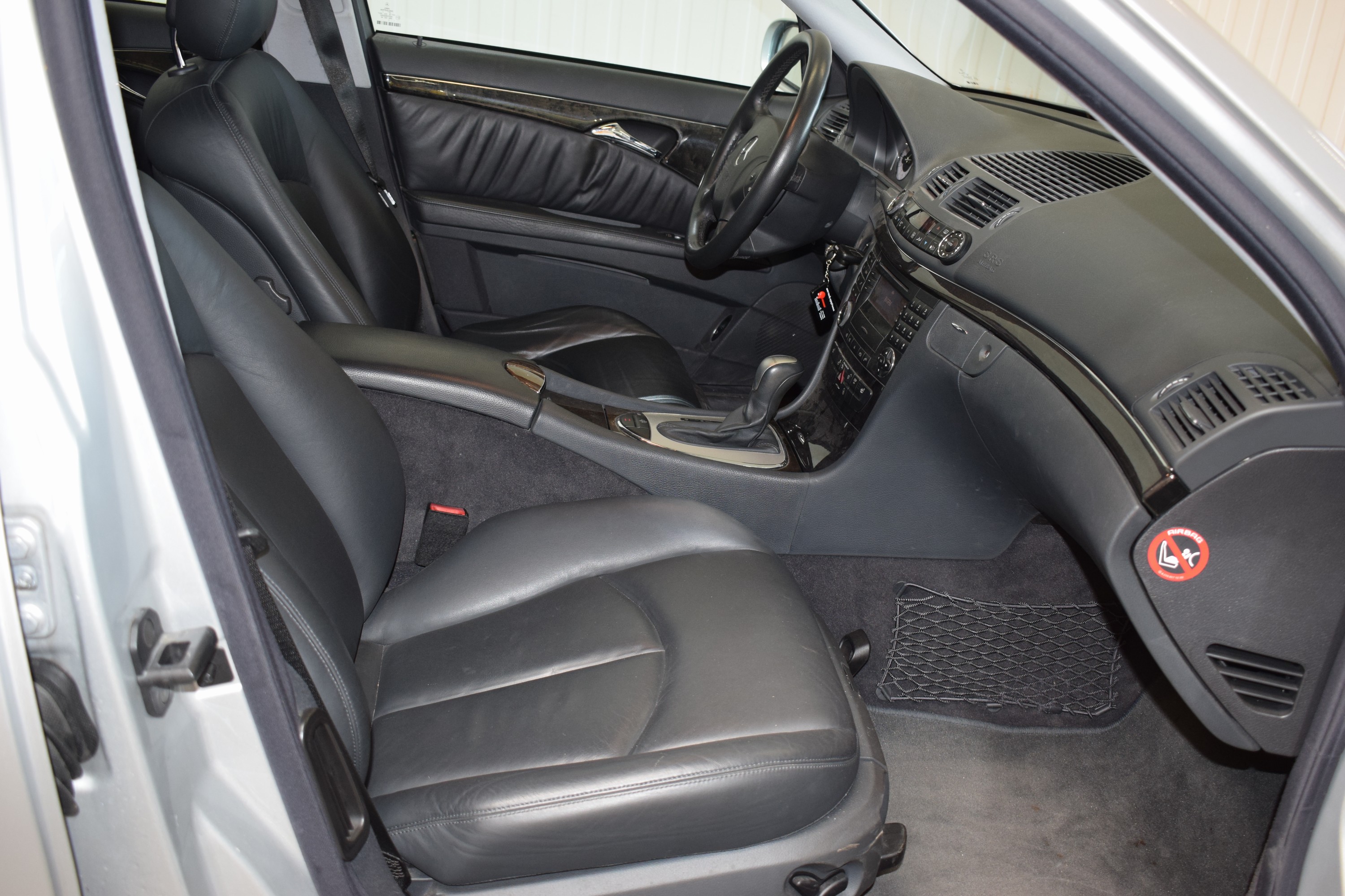 Detail l: Mercedes-Benz E500, EZ 04/2002, Laufleistung 97.500 km, 2. Hand, HU abgelaufen, 225kW/306 PS, 8-Zylinder, Automatikgetriebe, silber, Leder schwarz, ...