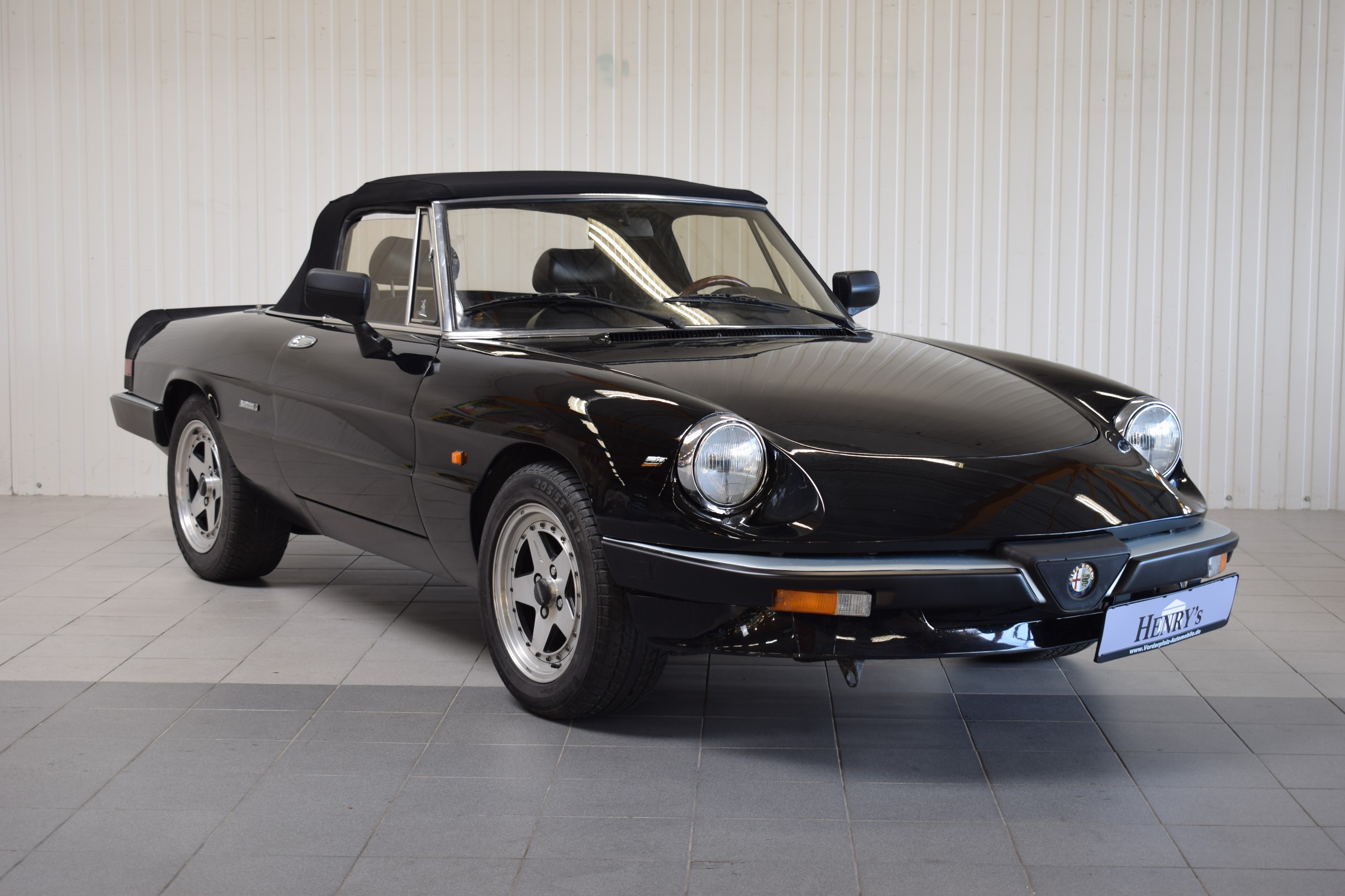 Alfa Romeo Spider, EZ 05/1986, Laufleistung abgelesen 114.000 km, 76kW/103 PS, 4-Zylinder,Schaltgetriebe, schwarz, Leder schwarz, elektrische ...