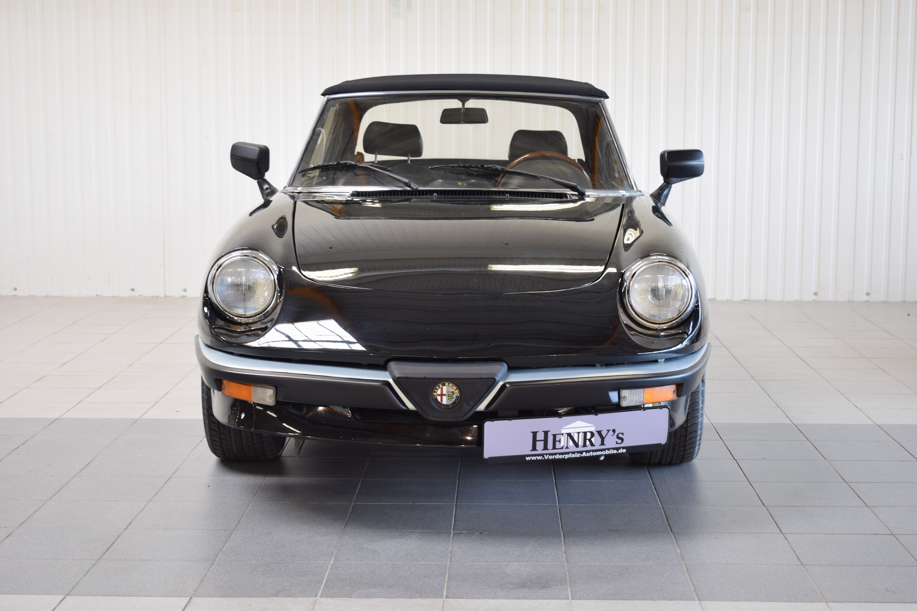 Detail a: Alfa Romeo Spider, EZ 05/1986, Laufleistung abgelesen 114.000 km, 76kW/103 PS, 4-Zylinder,Schaltgetriebe, schwarz, Leder schwarz, elektrische ...