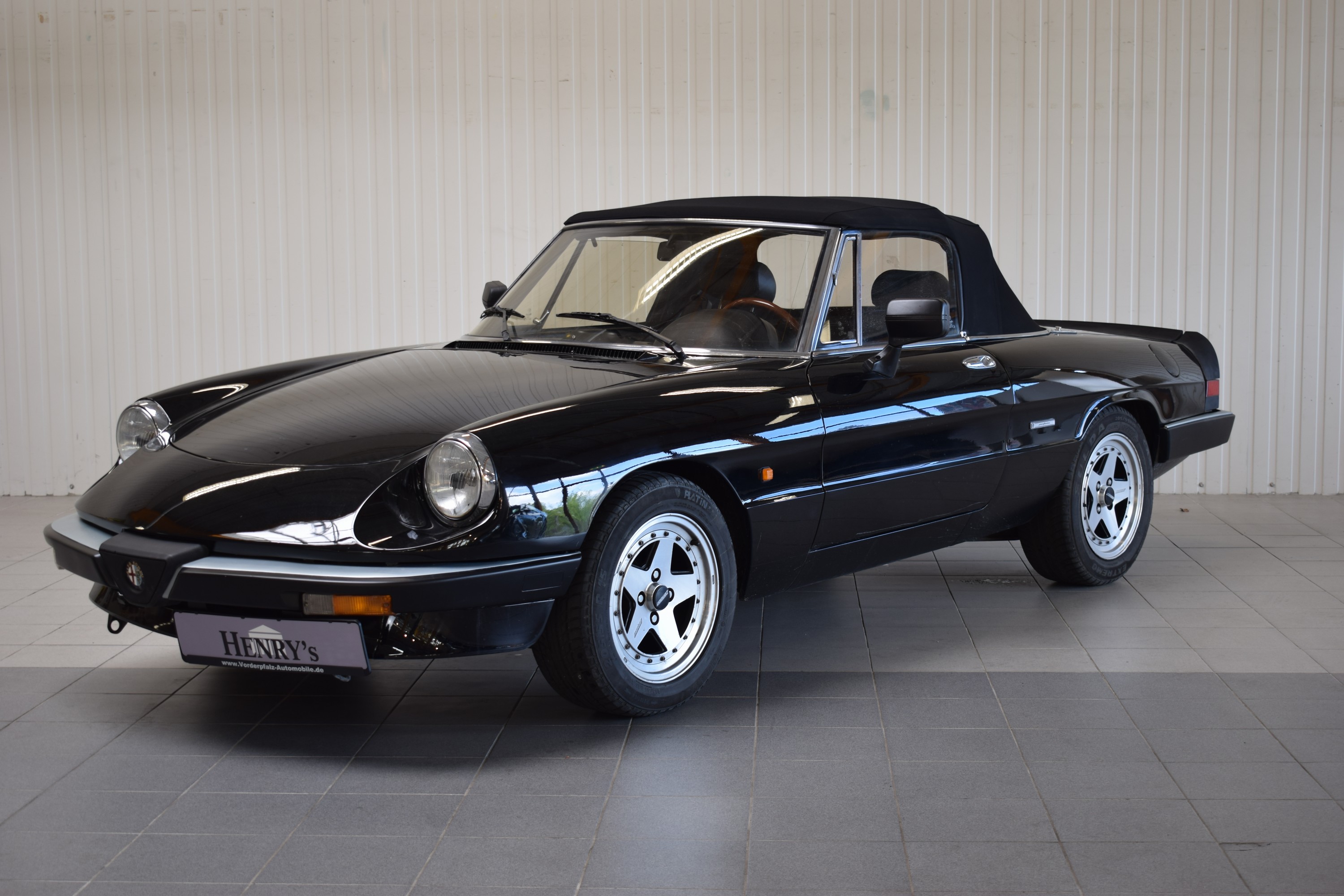 Detail b: Alfa Romeo Spider, EZ 05/1986, Laufleistung abgelesen 114.000 km, 76kW/103 PS, 4-Zylinder,Schaltgetriebe, schwarz, Leder schwarz, elektrische ...