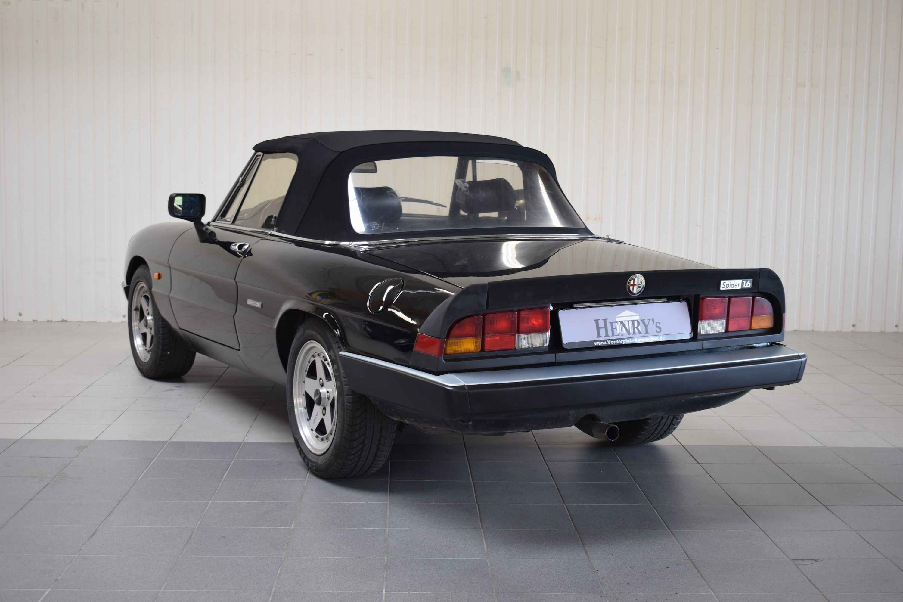 Detail c: Alfa Romeo Spider, EZ 05/1986, Laufleistung abgelesen 114.000 km, 76kW/103 PS, 4-Zylinder,Schaltgetriebe, schwarz, Leder schwarz, elektrische ...