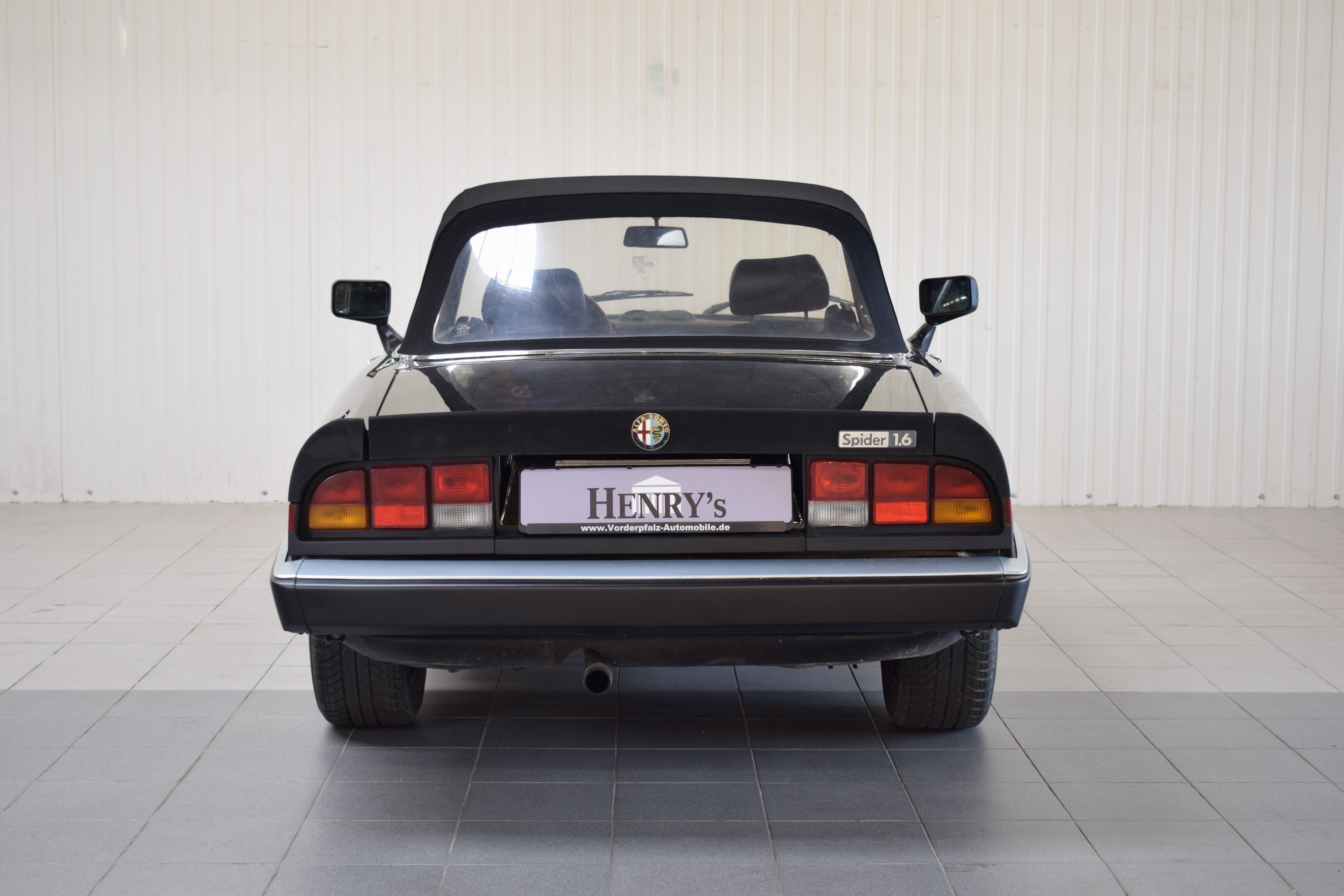 Detail d: Alfa Romeo Spider, EZ 05/1986, Laufleistung abgelesen 114.000 km, 76kW/103 PS, 4-Zylinder,Schaltgetriebe, schwarz, Leder schwarz, elektrische ...