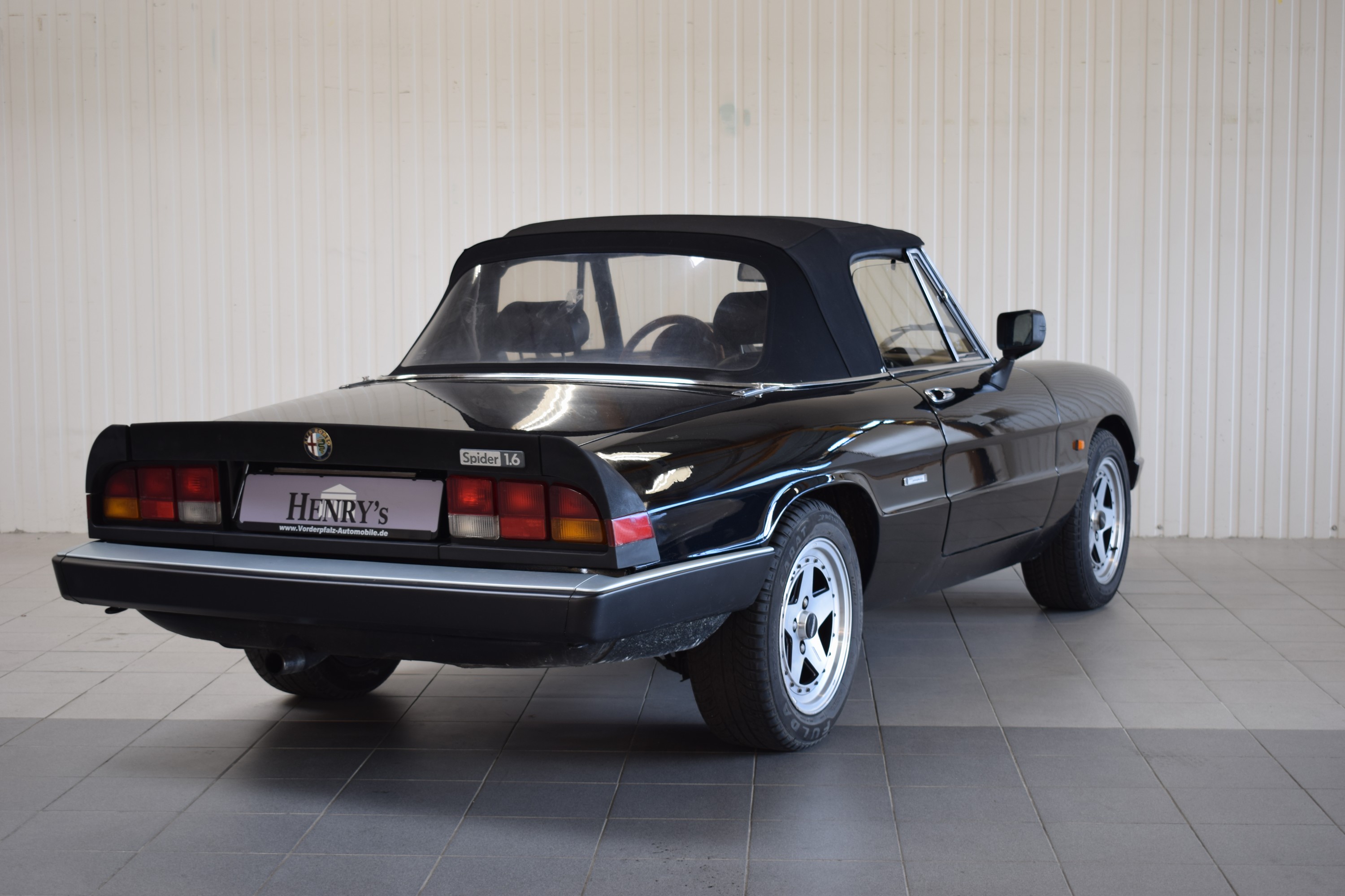 Detail e: Alfa Romeo Spider, EZ 05/1986, Laufleistung abgelesen 114.000 km, 76kW/103 PS, 4-Zylinder,Schaltgetriebe, schwarz, Leder schwarz, elektrische ...