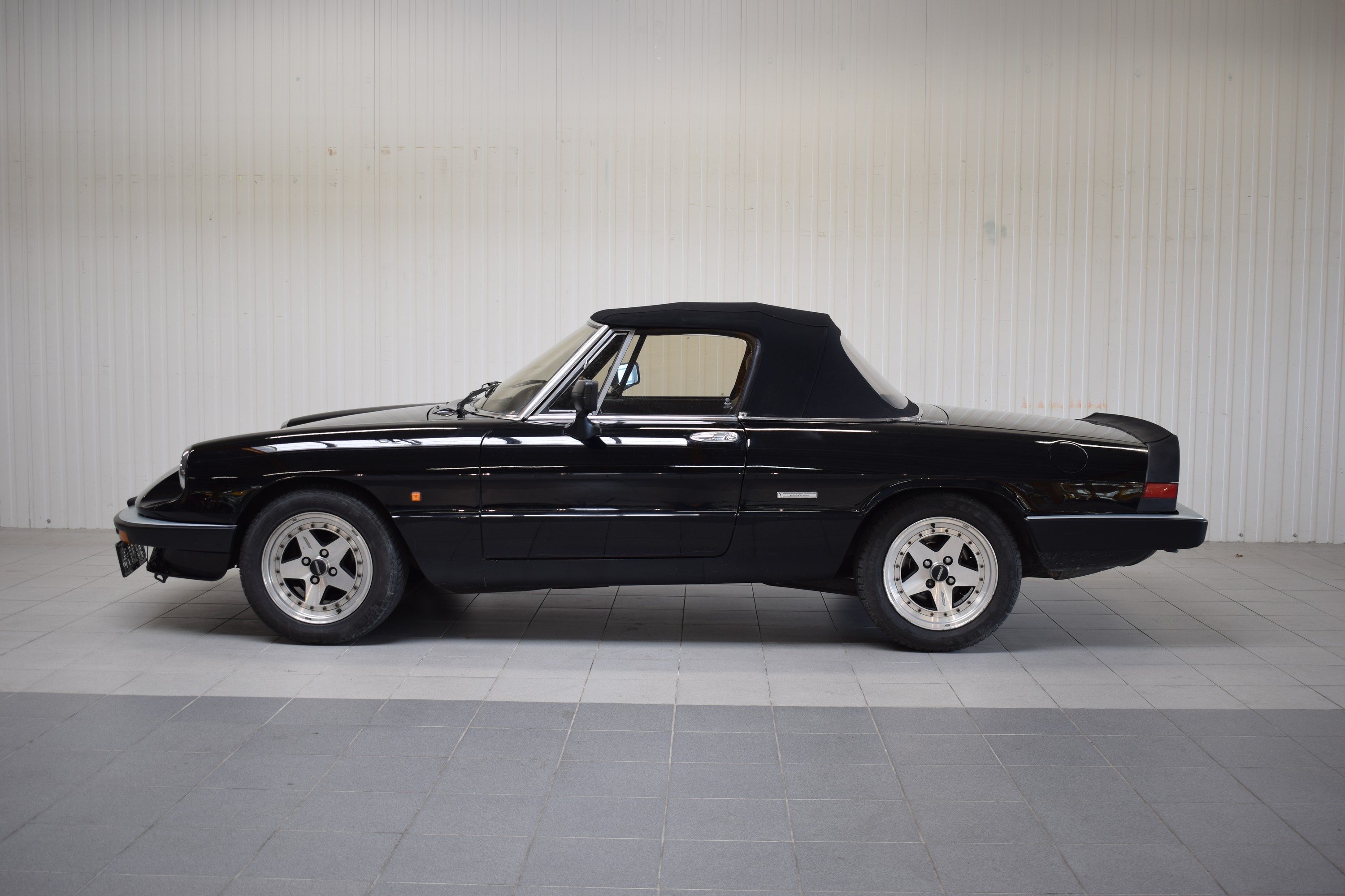 Detail f: Alfa Romeo Spider, EZ 05/1986, Laufleistung abgelesen 114.000 km, 76kW/103 PS, 4-Zylinder,Schaltgetriebe, schwarz, Leder schwarz, elektrische ...