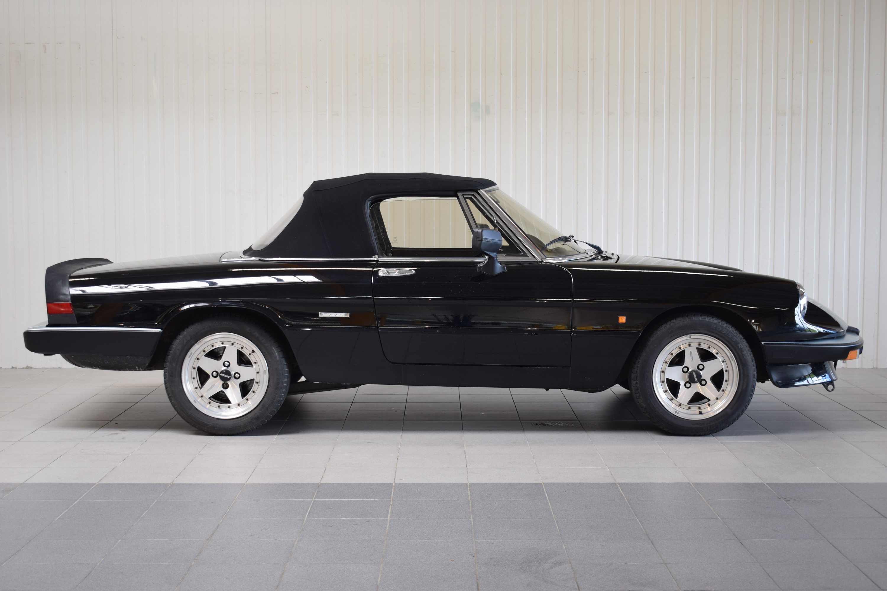 Detail g: Alfa Romeo Spider, EZ 05/1986, Laufleistung abgelesen 114.000 km, 76kW/103 PS, 4-Zylinder,Schaltgetriebe, schwarz, Leder schwarz, elektrische ...