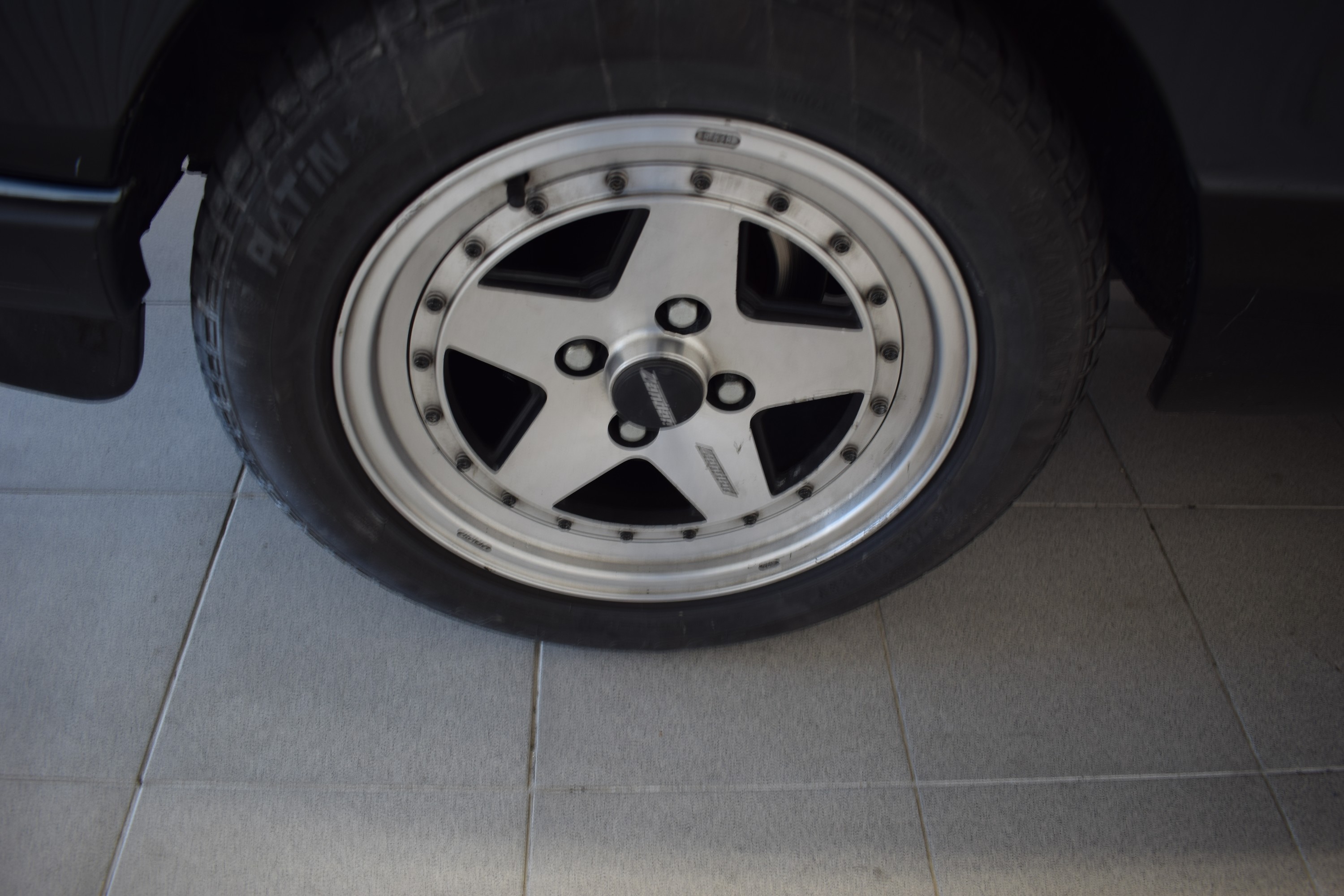 Detail h: Alfa Romeo Spider, EZ 05/1986, Laufleistung abgelesen 114.000 km, 76kW/103 PS, 4-Zylinder,Schaltgetriebe, schwarz, Leder schwarz, elektrische ...