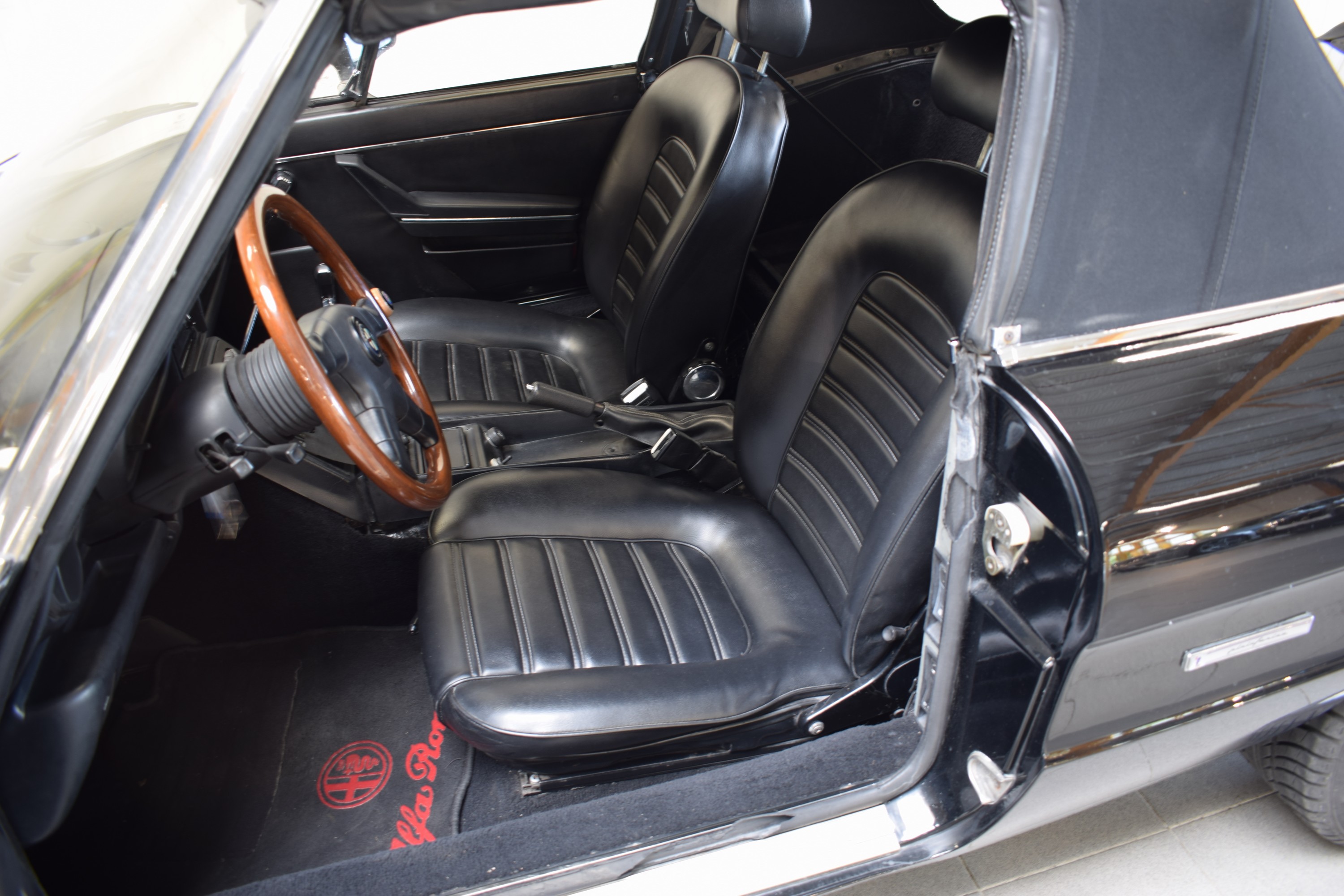 Detail i: Alfa Romeo Spider, EZ 05/1986, Laufleistung abgelesen 114.000 km, 76kW/103 PS, 4-Zylinder,Schaltgetriebe, schwarz, Leder schwarz, elektrische ...