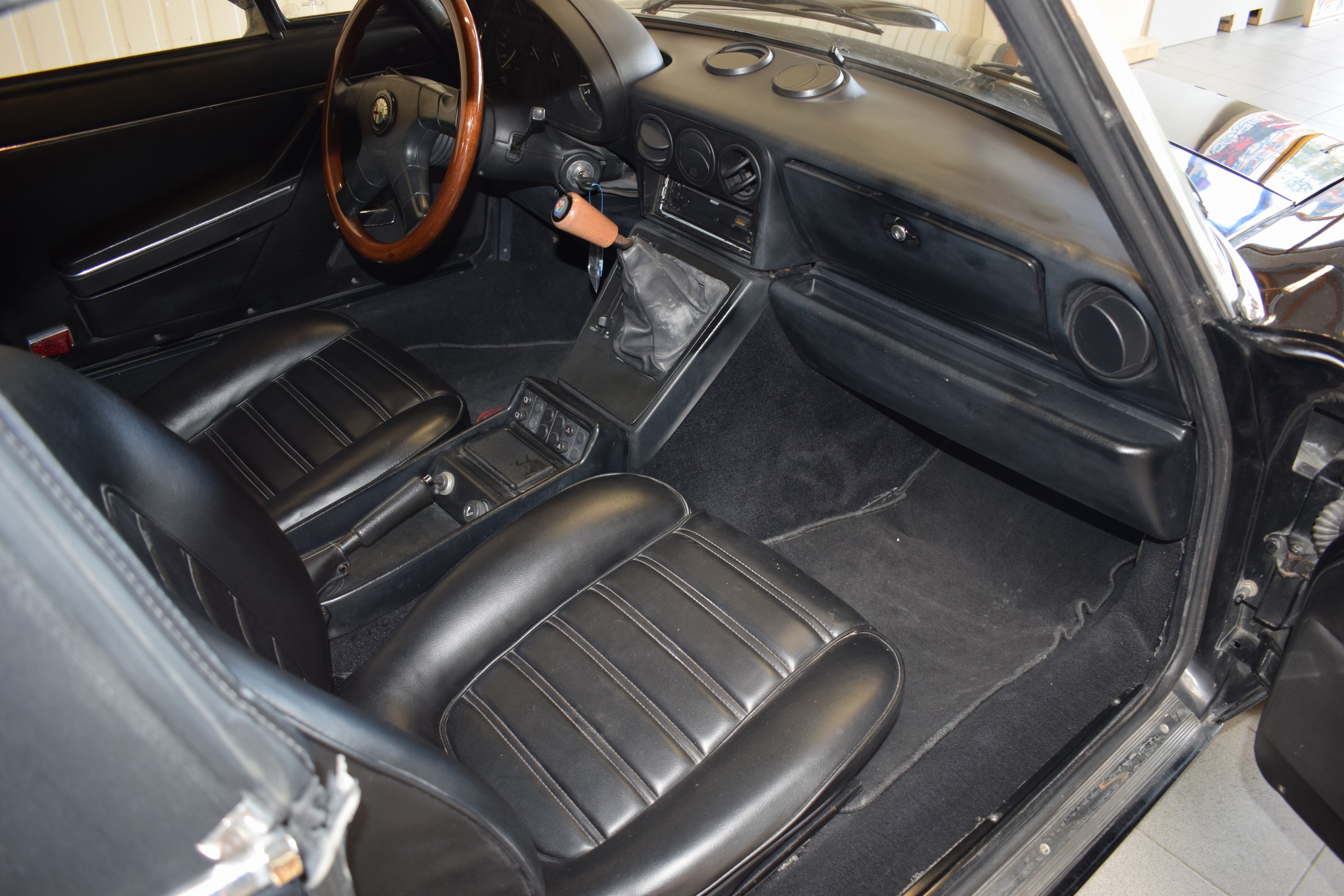 Detail j: Alfa Romeo Spider, EZ 05/1986, Laufleistung abgelesen 114.000 km, 76kW/103 PS, 4-Zylinder,Schaltgetriebe, schwarz, Leder schwarz, elektrische ...