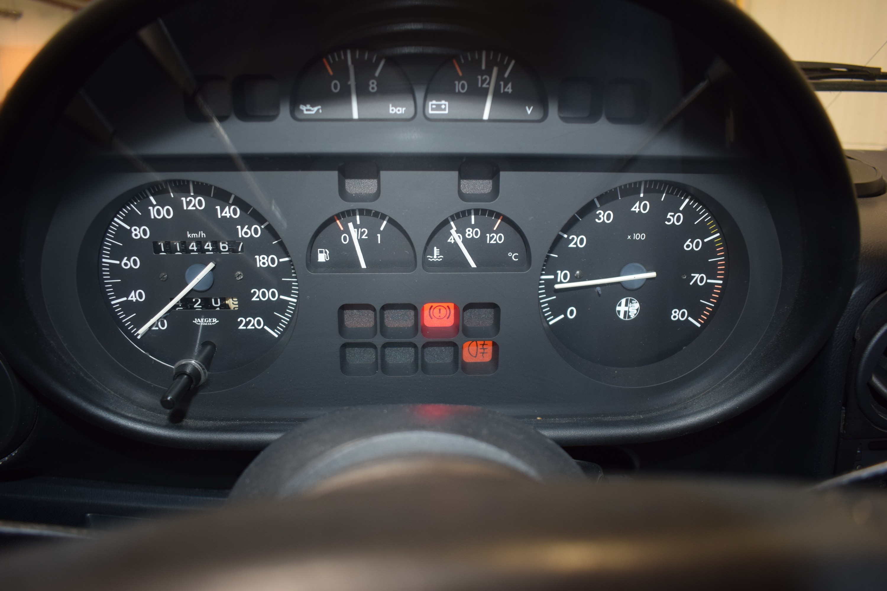 Detail k: Alfa Romeo Spider, EZ 05/1986, Laufleistung abgelesen 114.000 km, 76kW/103 PS, 4-Zylinder,Schaltgetriebe, schwarz, Leder schwarz, elektrische ...