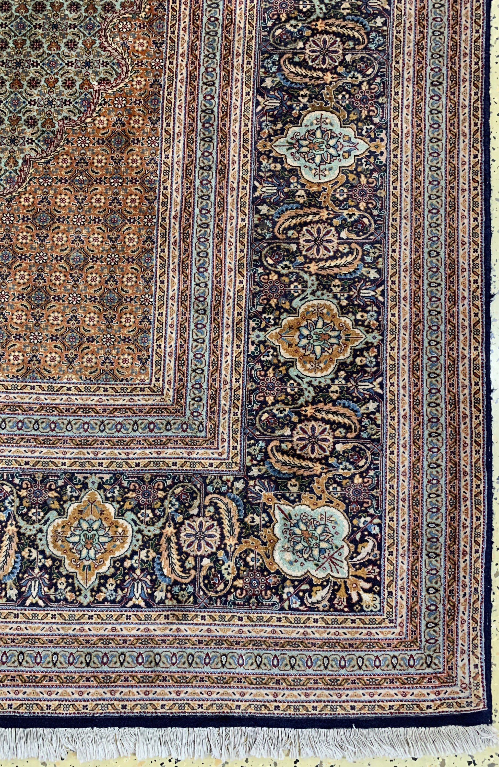 Detail a: Täbriz fein(50 Raj), Persien, Ende 20.Jhd, Korkwolle mit Seide, ca. 395 x 295 cm, ca. 500.000 Kn/qm, EHZ: 2(verschmutzt)