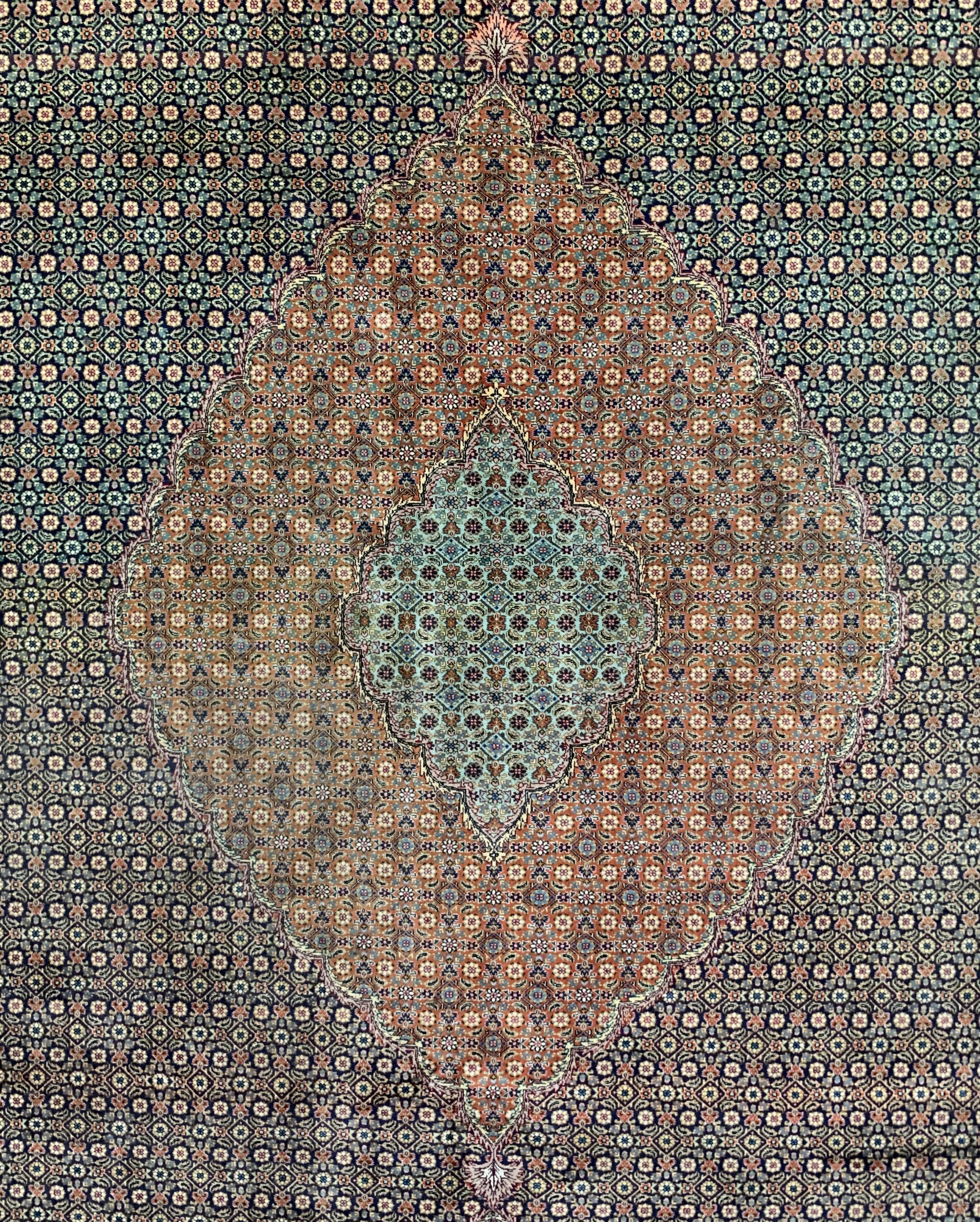 Detail b: Täbriz fein(50 Raj), Persien, Ende 20.Jhd, Korkwolle mit Seide, ca. 395 x 295 cm, ca. 500.000 Kn/qm, EHZ: 2(verschmutzt)